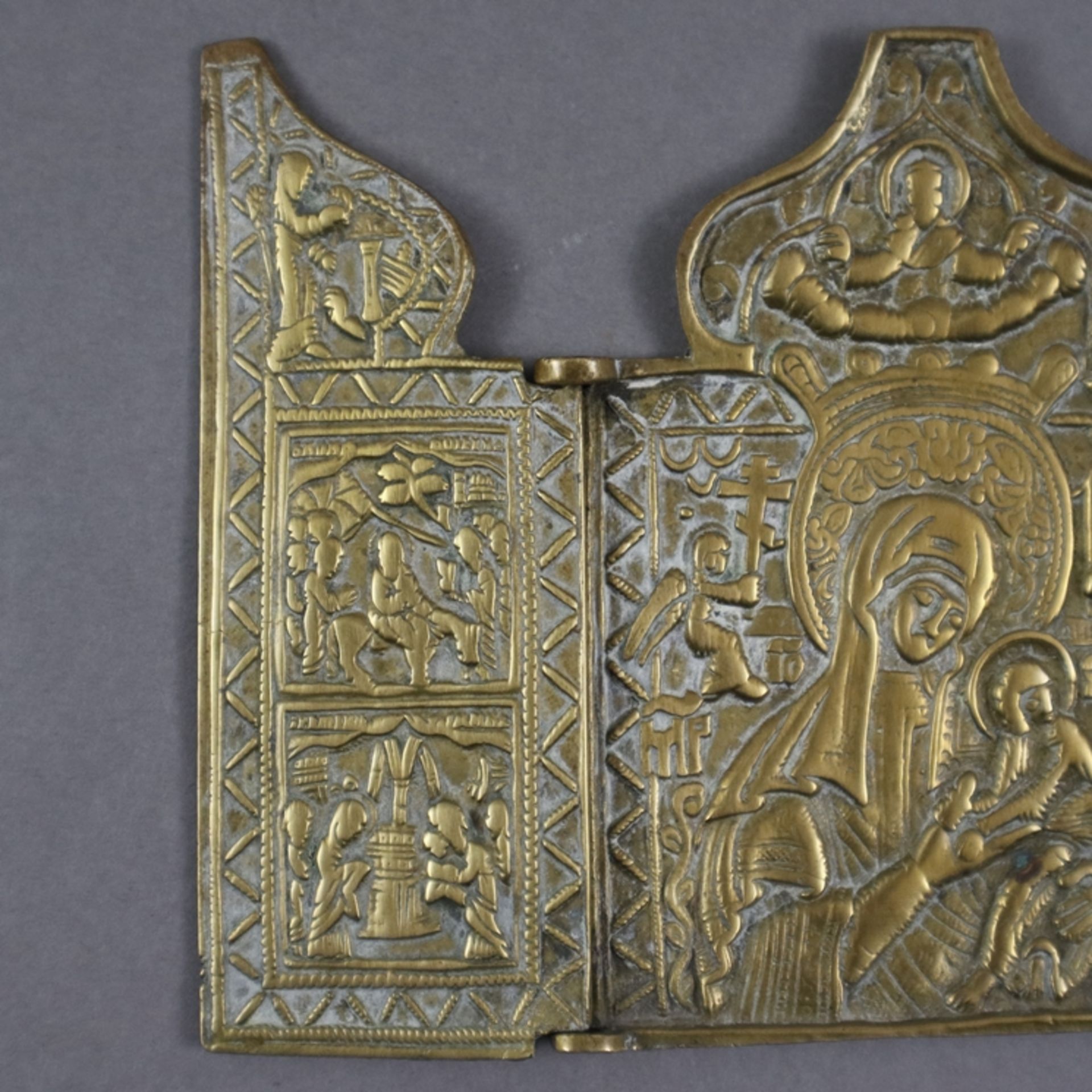 Triptychon-Reiseikone - Russland, 19. Jh., Gelbguss, dreiflügelig, in der Mitte Gottesmutter der Pa - Image 4 of 6