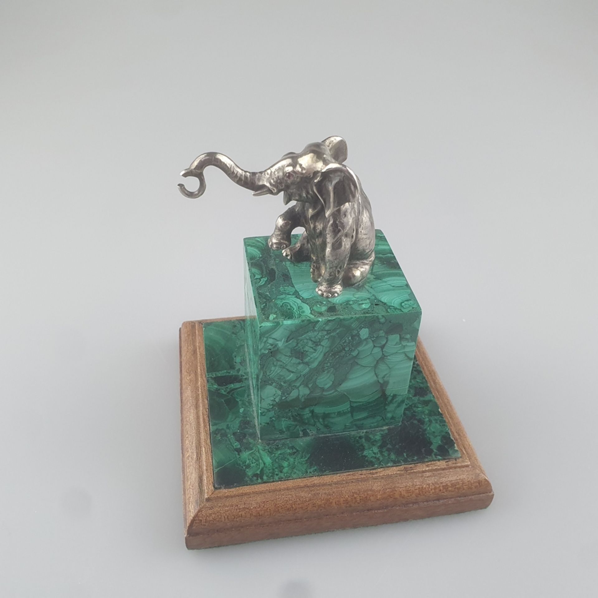 Silberner figürlicher Uhrenhalter auf Malachitsockel- sitzender Elefant mit emporgerecktem Rüssel u - Image 3 of 6