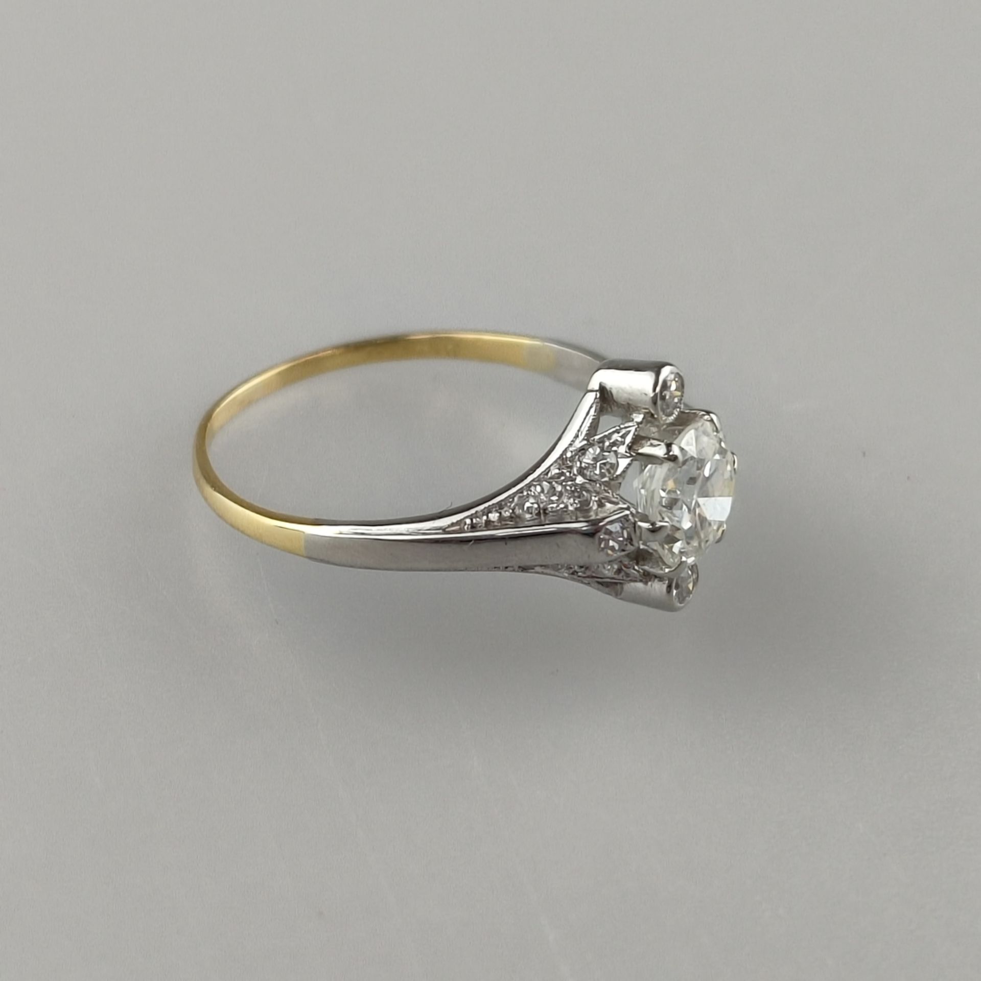 Diamantring - Weiß-/ Gelbgold 750/000, gestempelt, zentraler Diamant im Brillantschliff von 0,80 ct - Bild 3 aus 6