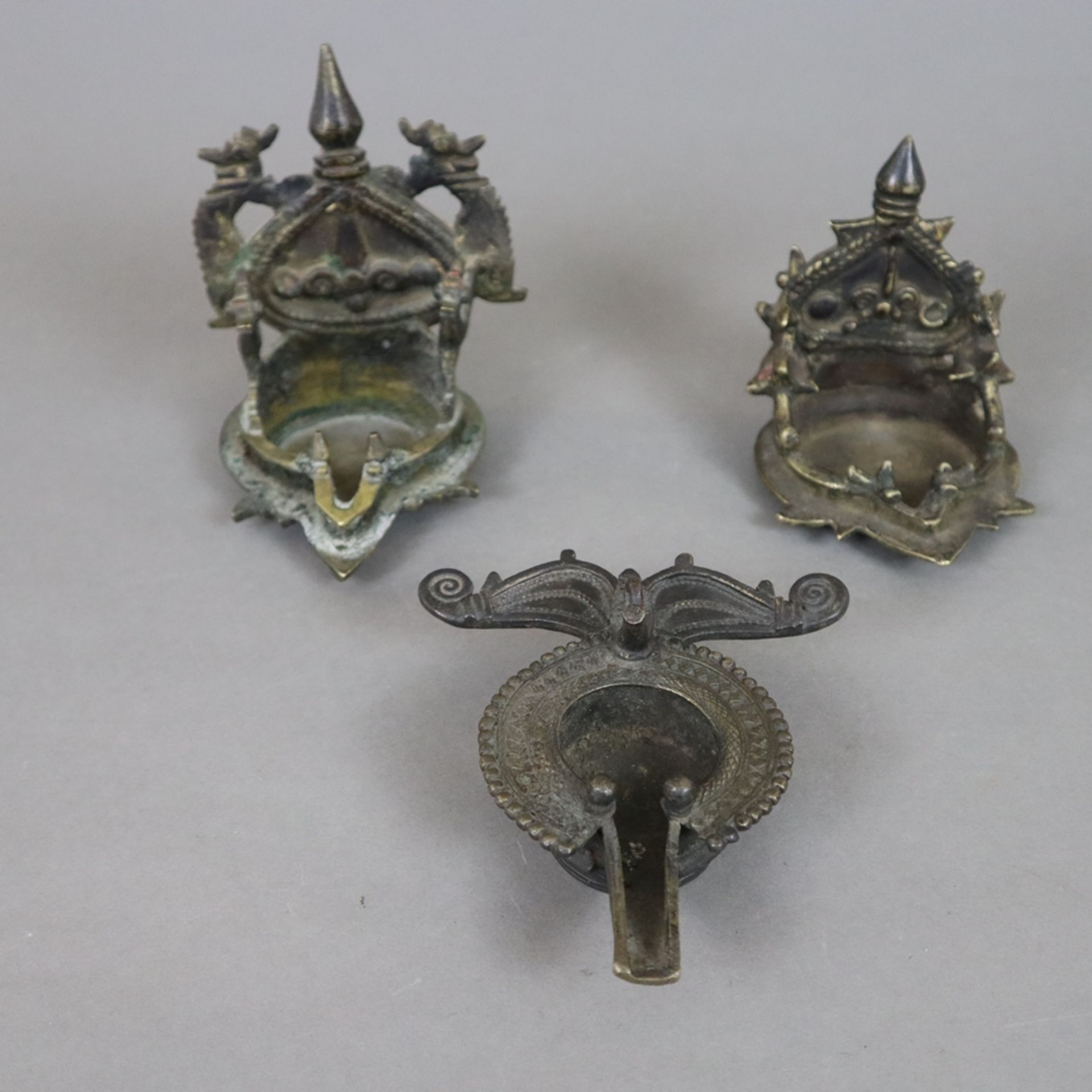 Drei Diya-Öllampen - Indien, vor 1900, Bronzelegierung, flache Lampen in typischer runder Form (H.