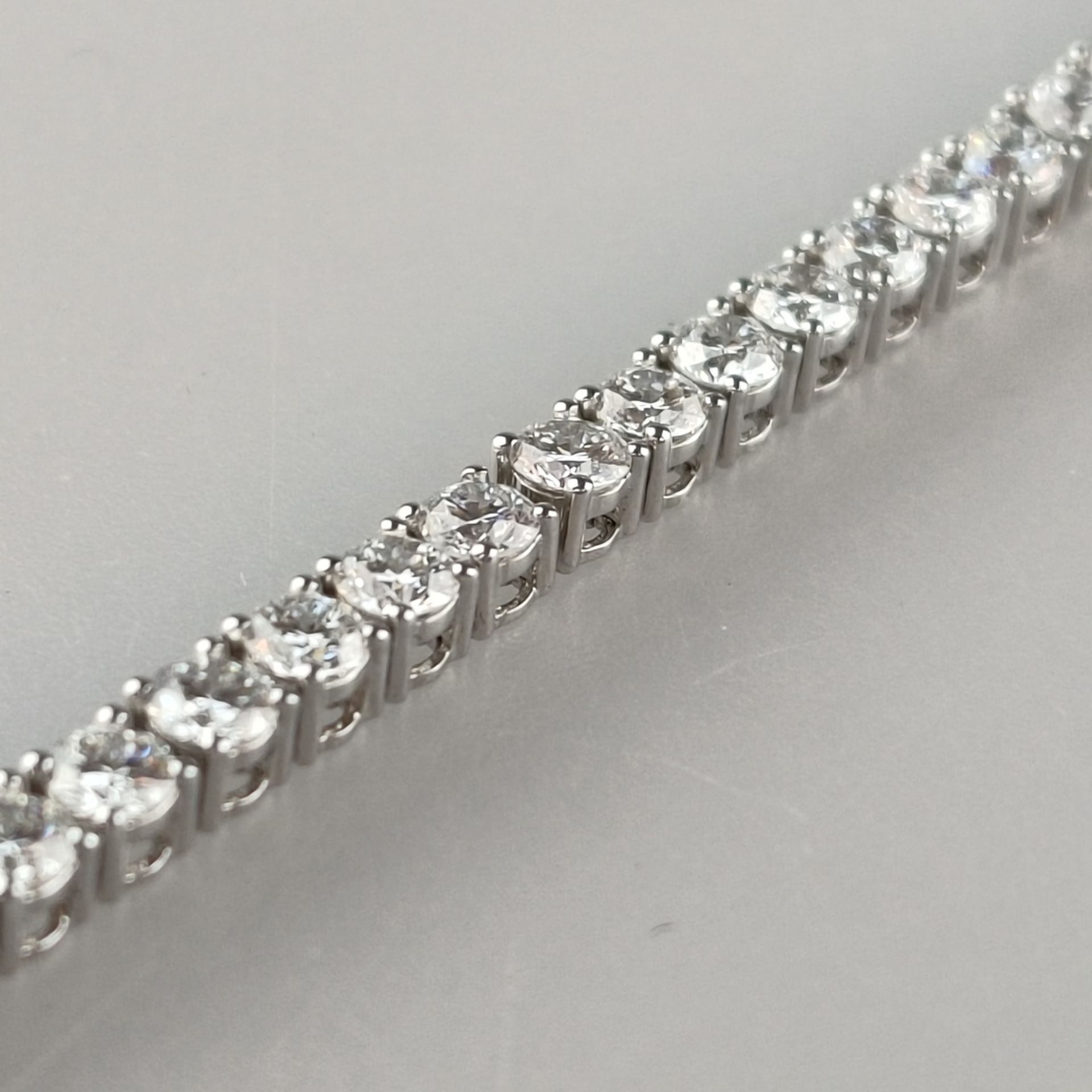 18K-Tennisarmband - Weißgold 750/000, ausgefasst mit 54 Diamanten im Brillantschliff zus. ca. 4,3 c - Bild 9 aus 9