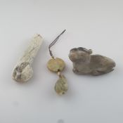 Konvolut Jade- und Steinobjekte - China, 19.Jh. oder früher, diverse Färbungen und Formen: 1 bearbe