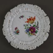 Zierteller - Meissen, Porzellan, gewellter Reliefrand, Spiegel mit floralem Reliefdekor und polychr