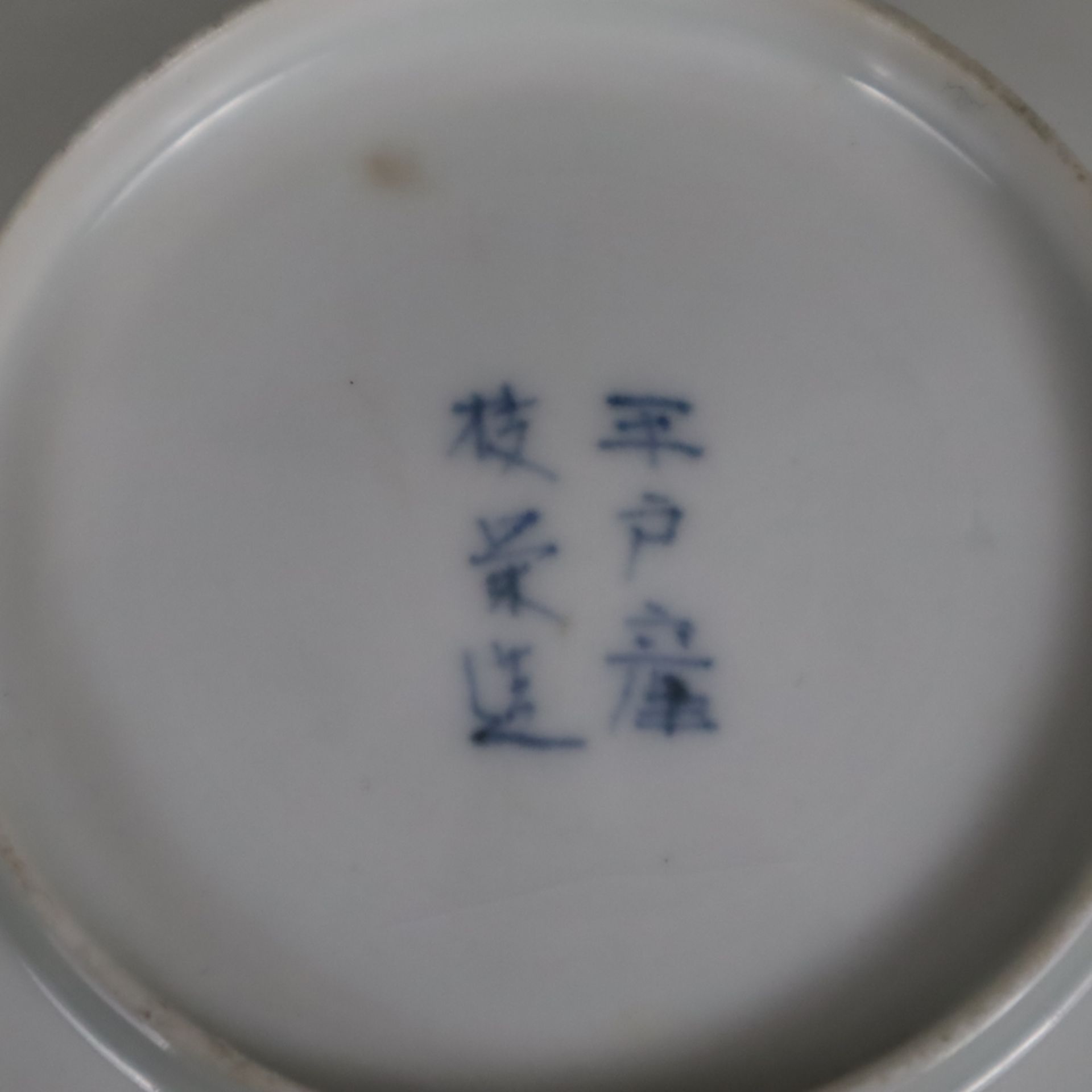Porzellanbecher mit Unterteller - Japan, wohl Seto, hohe Glockenform auf Standring, unterglasurblau - Image 8 of 9