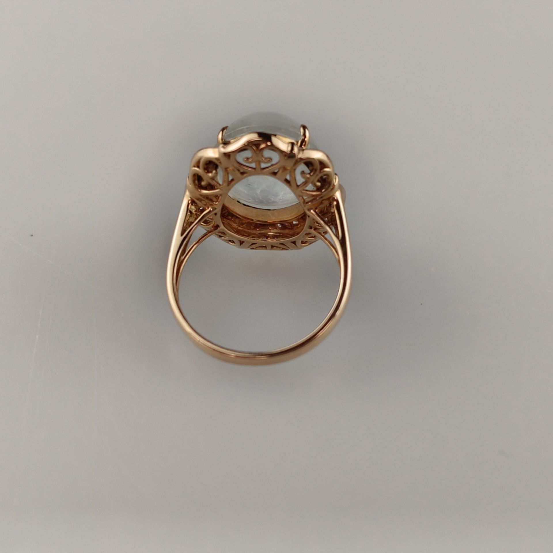 18K-Jadering mit Diamanten - Weißgold 750/000 (18K), Ringkopf mit milchig weißem Jadecabochon von c - Bild 4 aus 5