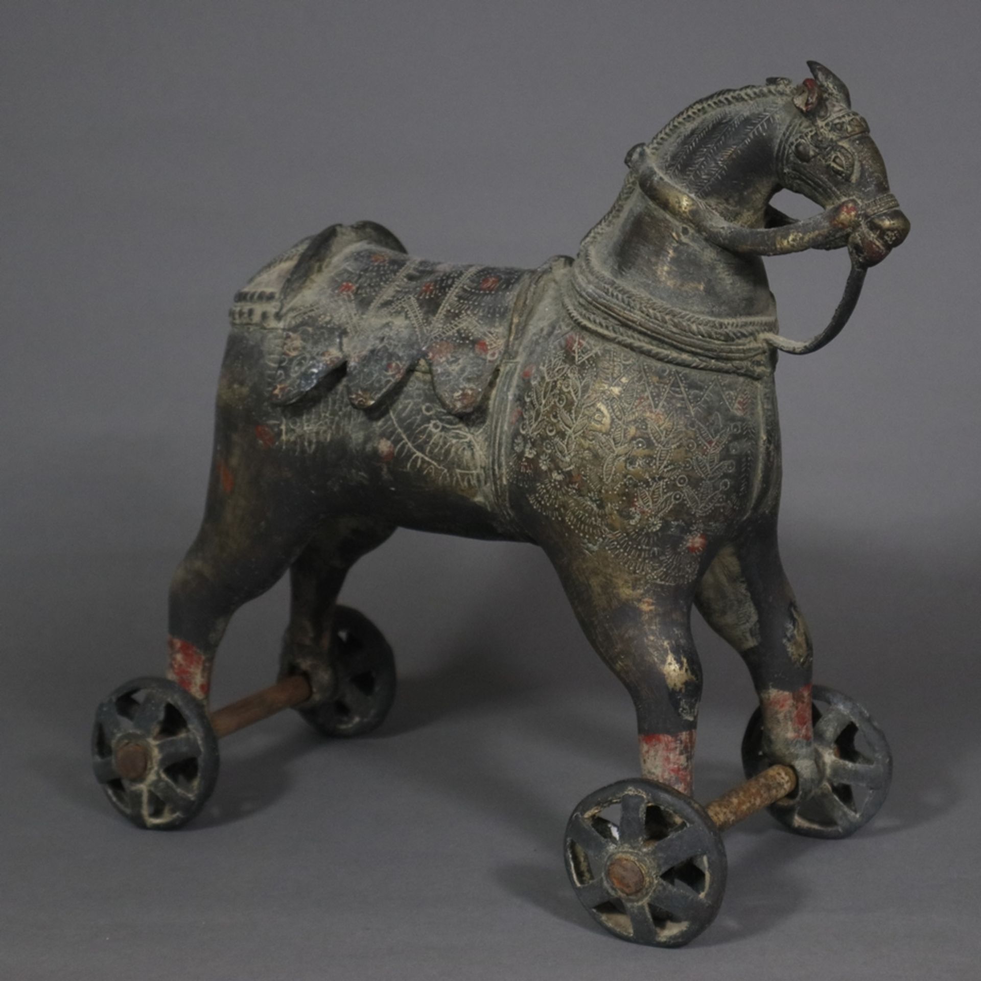 Pferd auf Rollen aus Bronze - Indien ca. 19. Jh., gesatteltes Pferdchen mit Zaumzeug auf durchbroch - Image 3 of 10