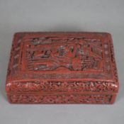 Schnitzlack-Deckeldose - China, Qing-Dynastie, Außenwandung mit rotem Schnitzlack, Innenwandung und