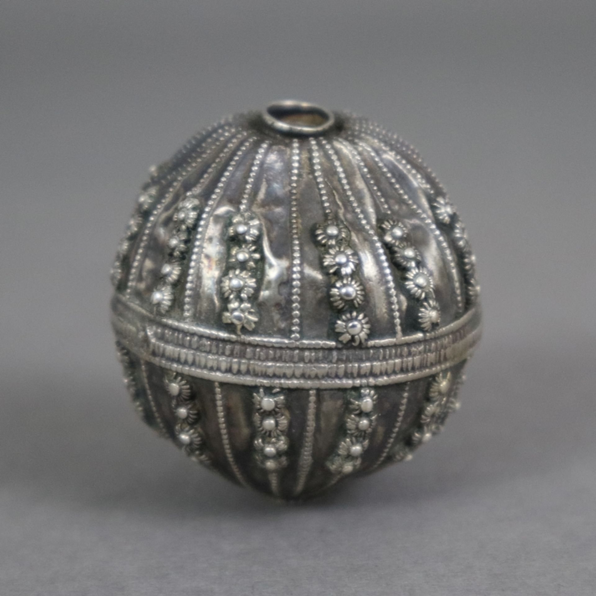 Zwei Kettenkugeln - Jemen, Silber, hohl gearbeitet, ornamentaler Reliefdekor, älter, Altersspuren, - Image 3 of 5