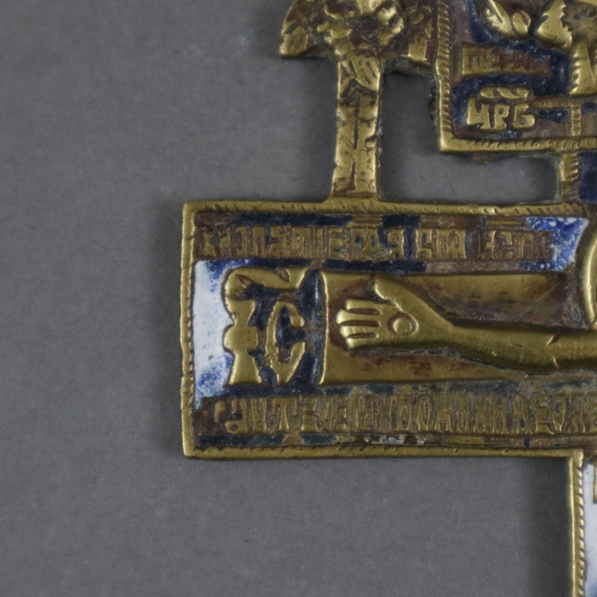 Kleines Segenskreuz - Russland, 19.Jh., Bronzelegierung, teils blau/weiß emailliert, reliefierte Da - Bild 5 aus 7