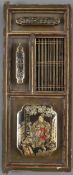 Türflügel eines Kabinett-Lackschränkchens - China, späte Qing-Dynastie, hochrechteckige gegliederte