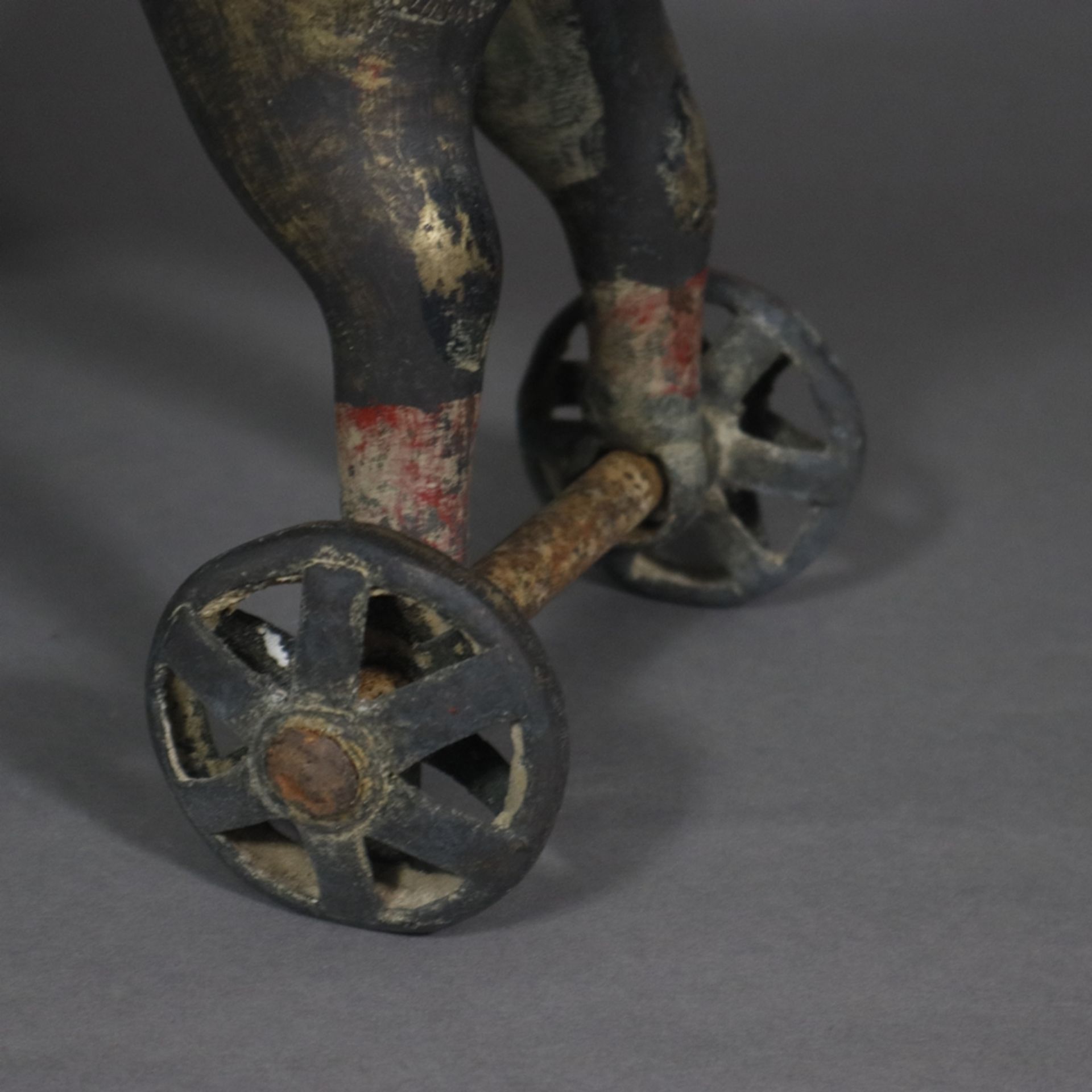 Pferd auf Rollen aus Bronze - Indien ca. 19. Jh., gesatteltes Pferdchen mit Zaumzeug auf durchbroch - Image 5 of 10