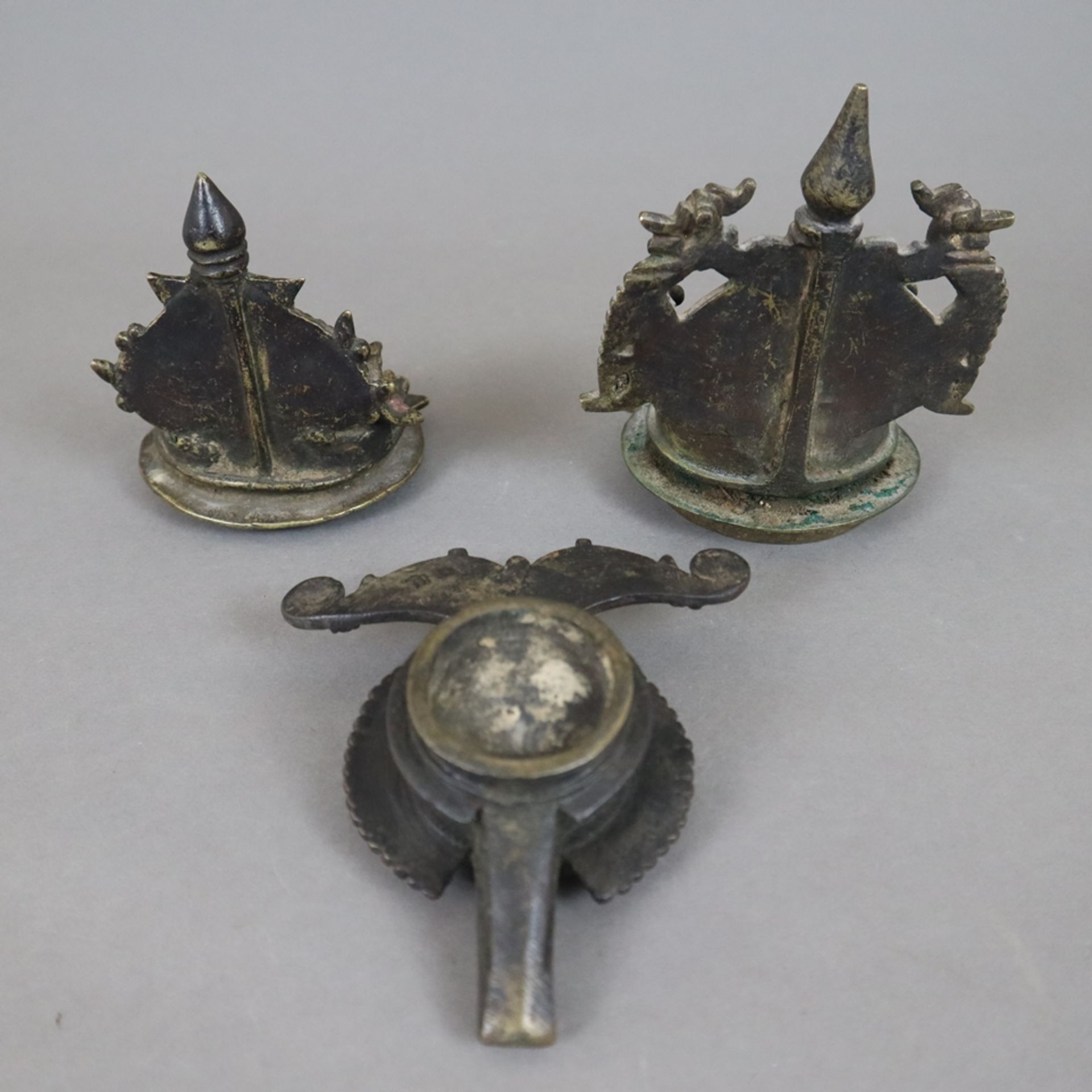 Drei Diya-Öllampen - Indien, vor 1900, Bronzelegierung, flache Lampen in typischer runder Form (H.  - Bild 8 aus 8