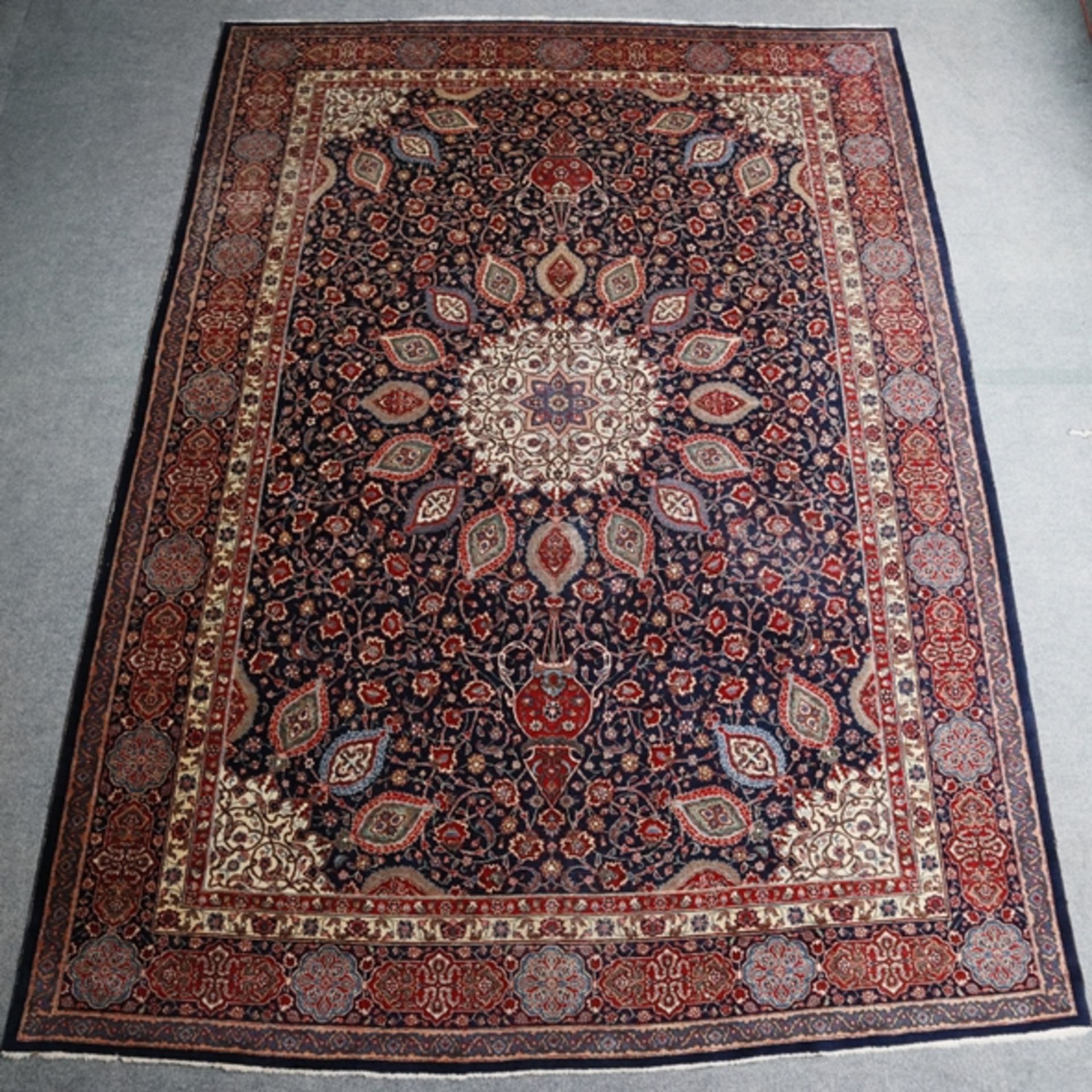 Großer Täbriz-Teppich - Persien, Wolle, dunkelblaugrundiges Innenfeld, ornamentaler Dekor mit flora