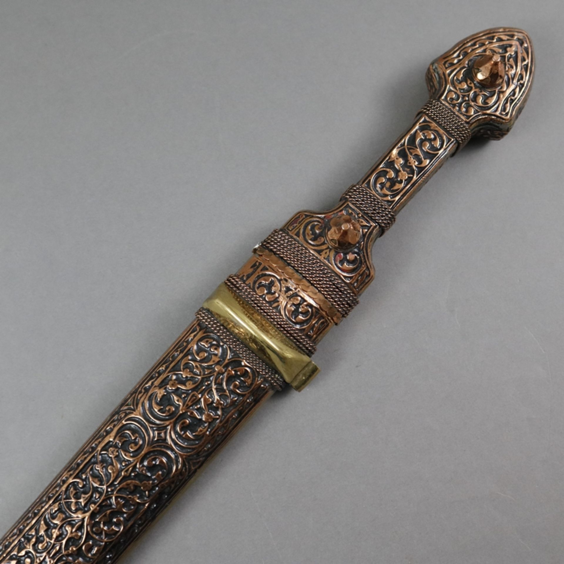 Kindschal / Qama - kaukasisch, 20. Jh., Kupfer / Messing, zweischneidige einfach gekehlte Stahlklin - Image 6 of 6