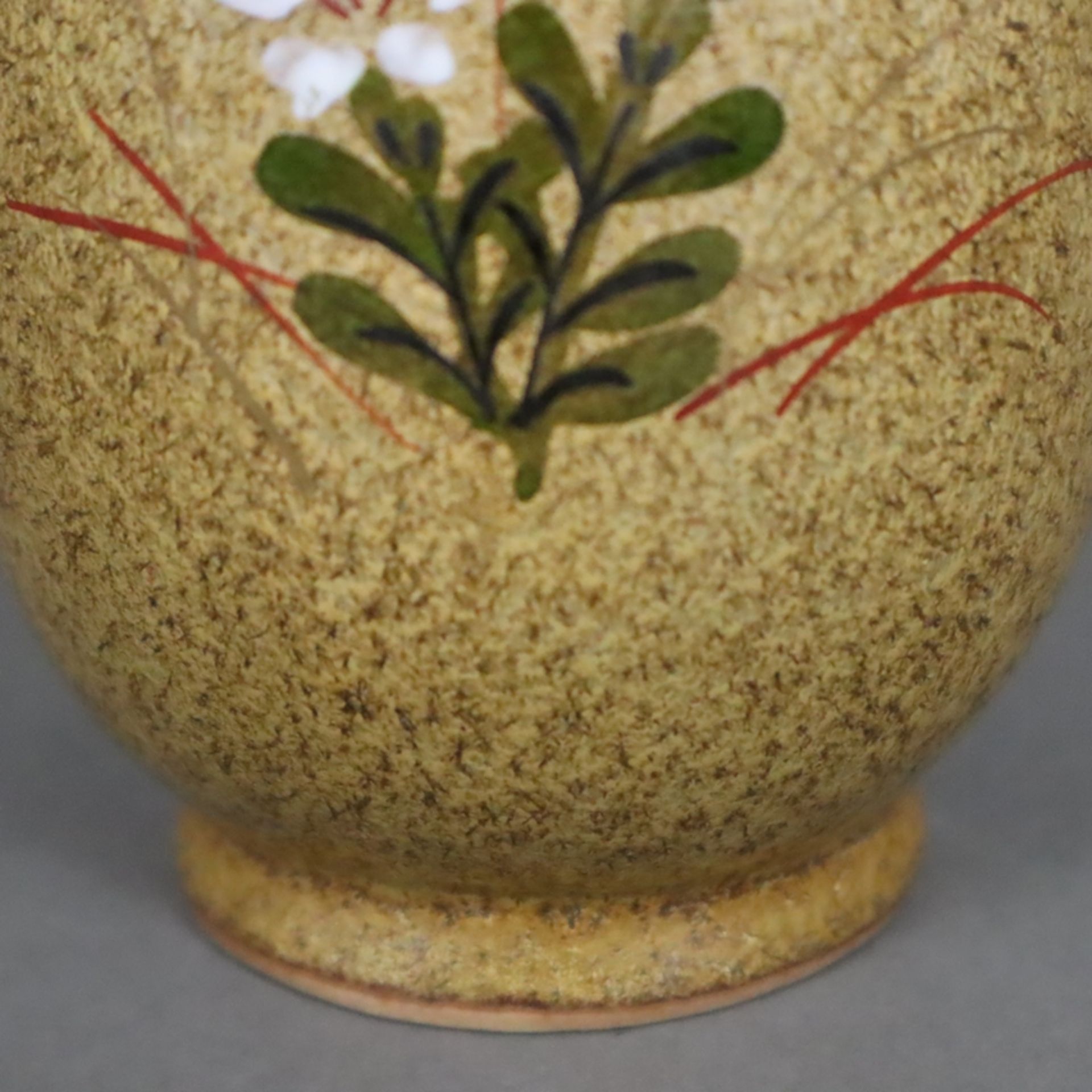 Flaschenvase - Japan, Keramik mit floraler Bemalung in Aufglasur und Gold, Unterseitig gepinselte r - Image 4 of 6