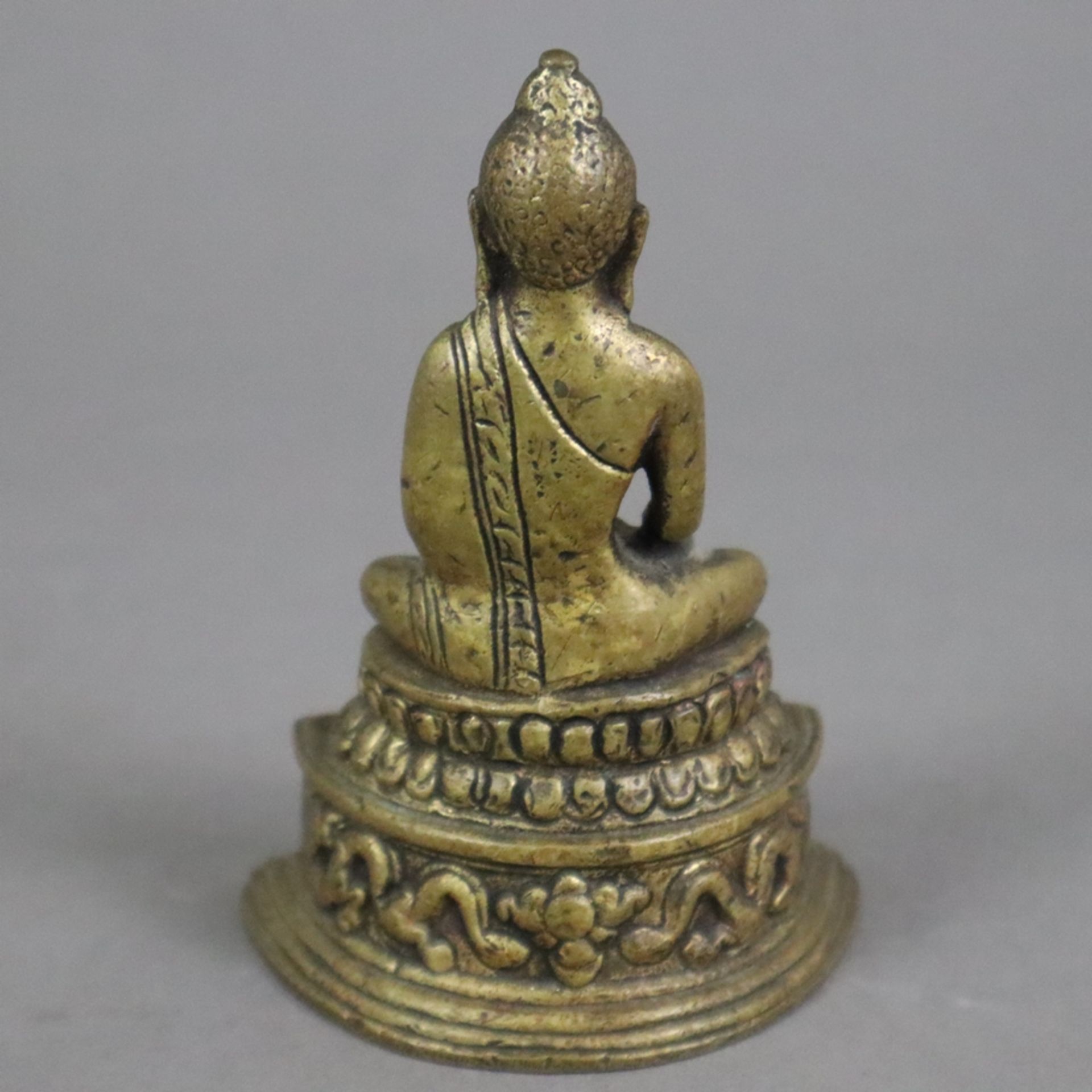 Buddha Shakyamuni - Indien, Gelbbronze, auf gestuftem mit Elefanten und Drachen verziertem Sockel u - Image 7 of 8