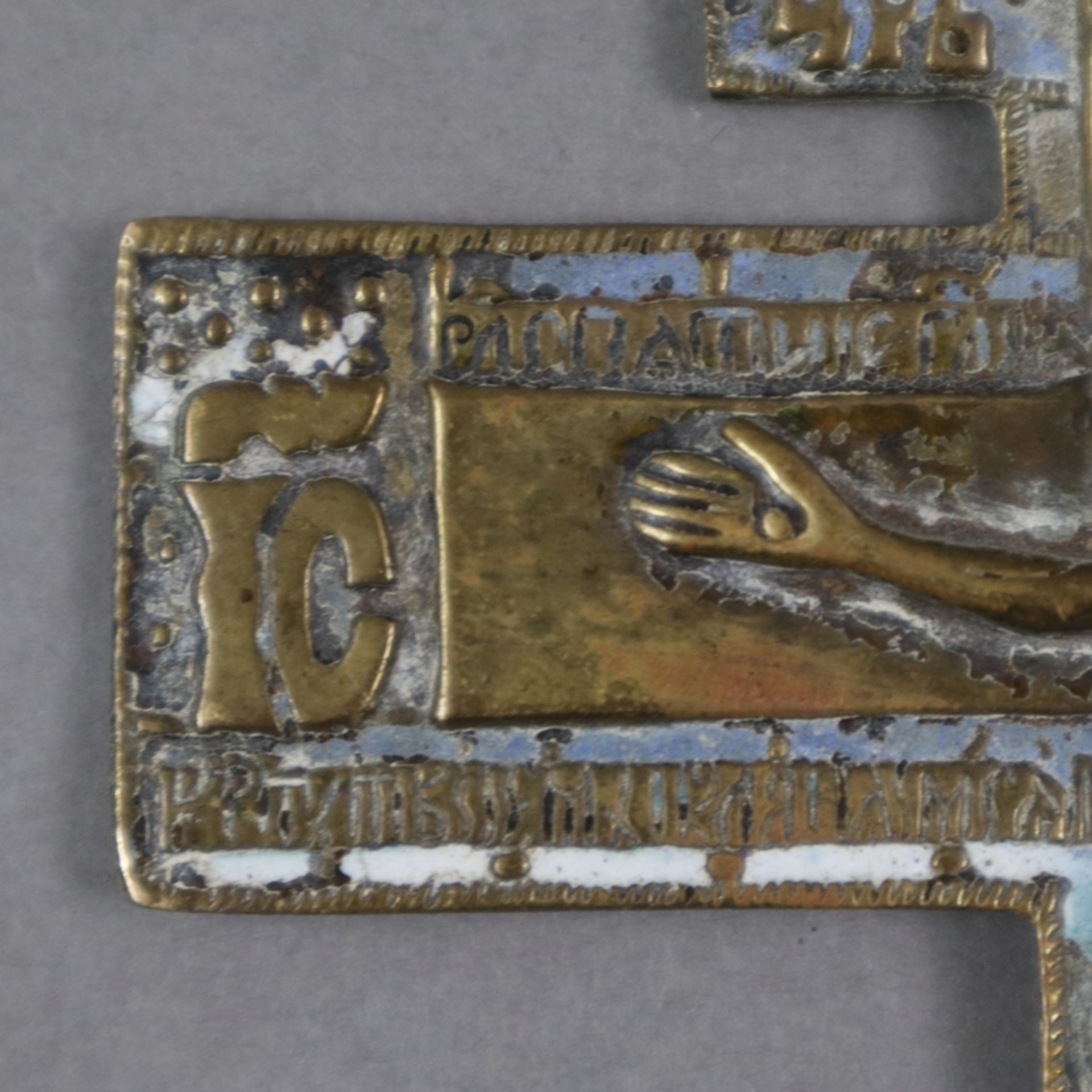 Segenskreuz - Russland, 19.Jh., Bronzelegierung, teils hellblau/weiß emailliert, reliefierte Darste - Image 5 of 7