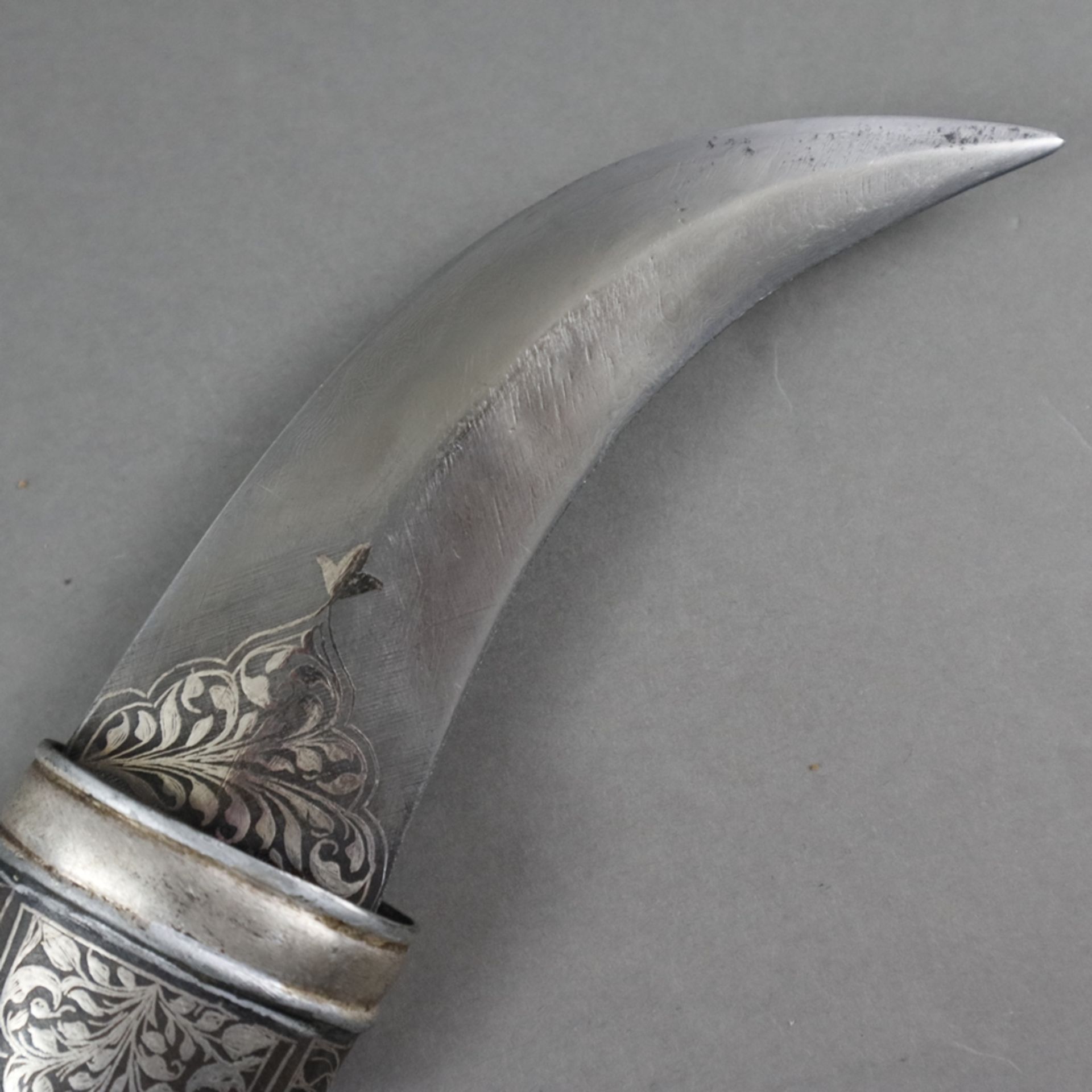 Silbertauschierter Eisen-Khanjar /-Jambyia - Indien 19./20.Jh., geschwungene zweischneidige Klinge - Image 2 of 6