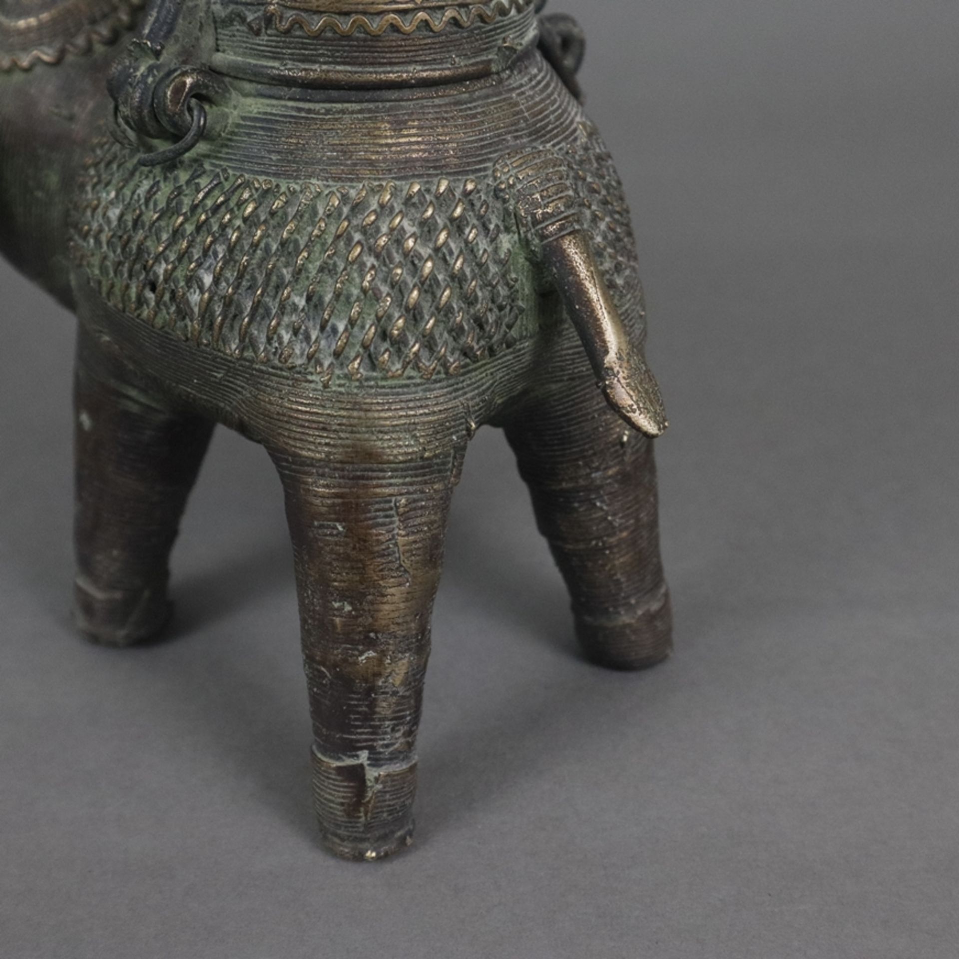 Figürlicher Dhokra-Weihrauchbrenner- Indien, Gelbbronze, Elefantenfigur mit verschließbarem Haubend - Image 6 of 7