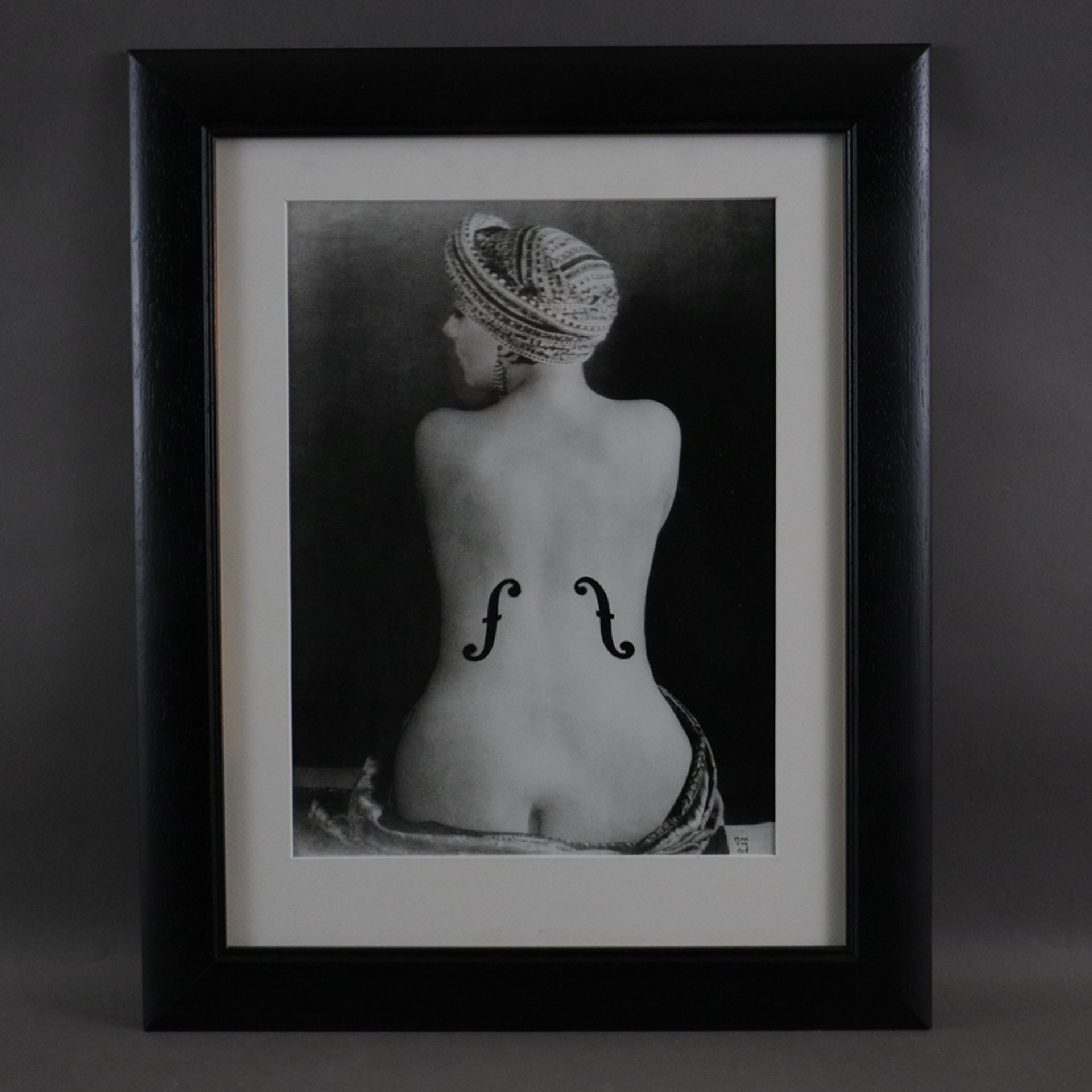 Man Ray (1890 Philadelphia -1976 Paris) - "Violin d'Ingres", Offsetdruck, im Druck signiert und dat - Bild 2 aus 4