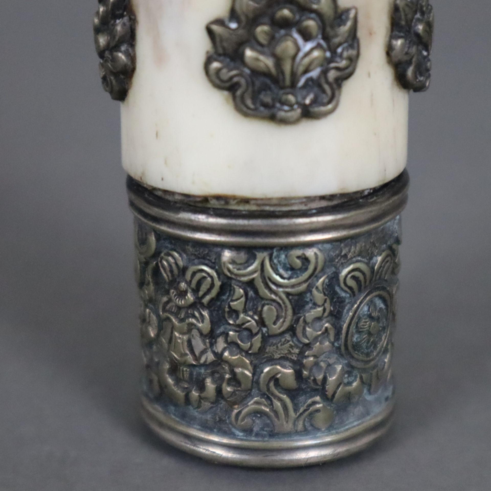 Siegel/Petschaft - Nordindien 19./20.Jh., Bein / ornamentierte Silberbeschläge mit Ashtamangala-Sym - Image 4 of 6
