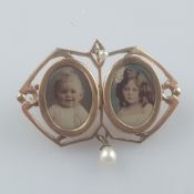 Jugendstil-Fotobrosche - um 1900, gestempelt "G.D." (Gold Doublé), zwei ovale Rahmen mit Kinderfoto