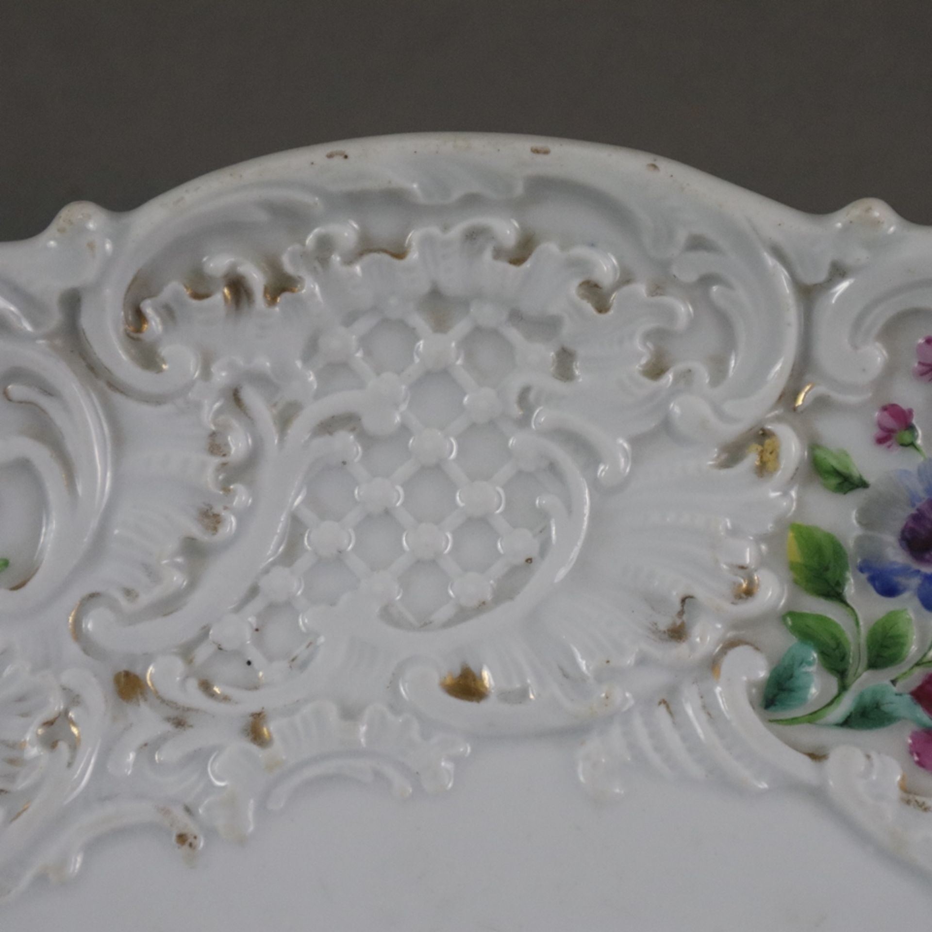 Prunkteller - Meissen, 19. Jh., Porzellan, Rand reich reliefiert mit Blumen- und Gitterrocaille-Orn - Bild 4 aus 7