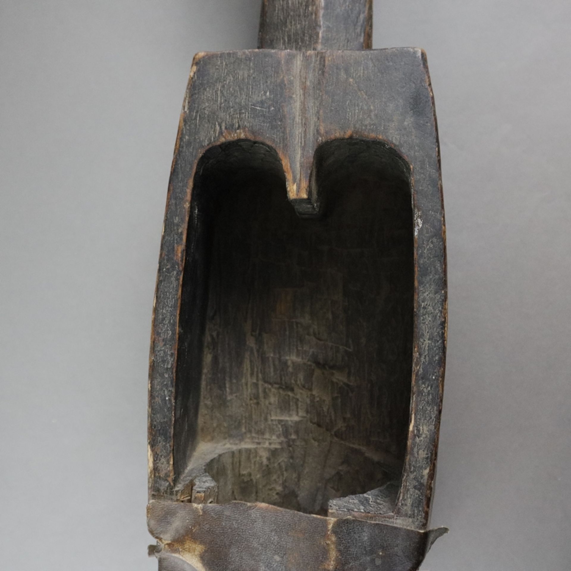 Zwei große Kurzhalslauten "Dhodro Banam" - wohl Nord-Indien, 19. Jh./ frühes 20.Jh., Holz, geschnit - Bild 4 aus 10