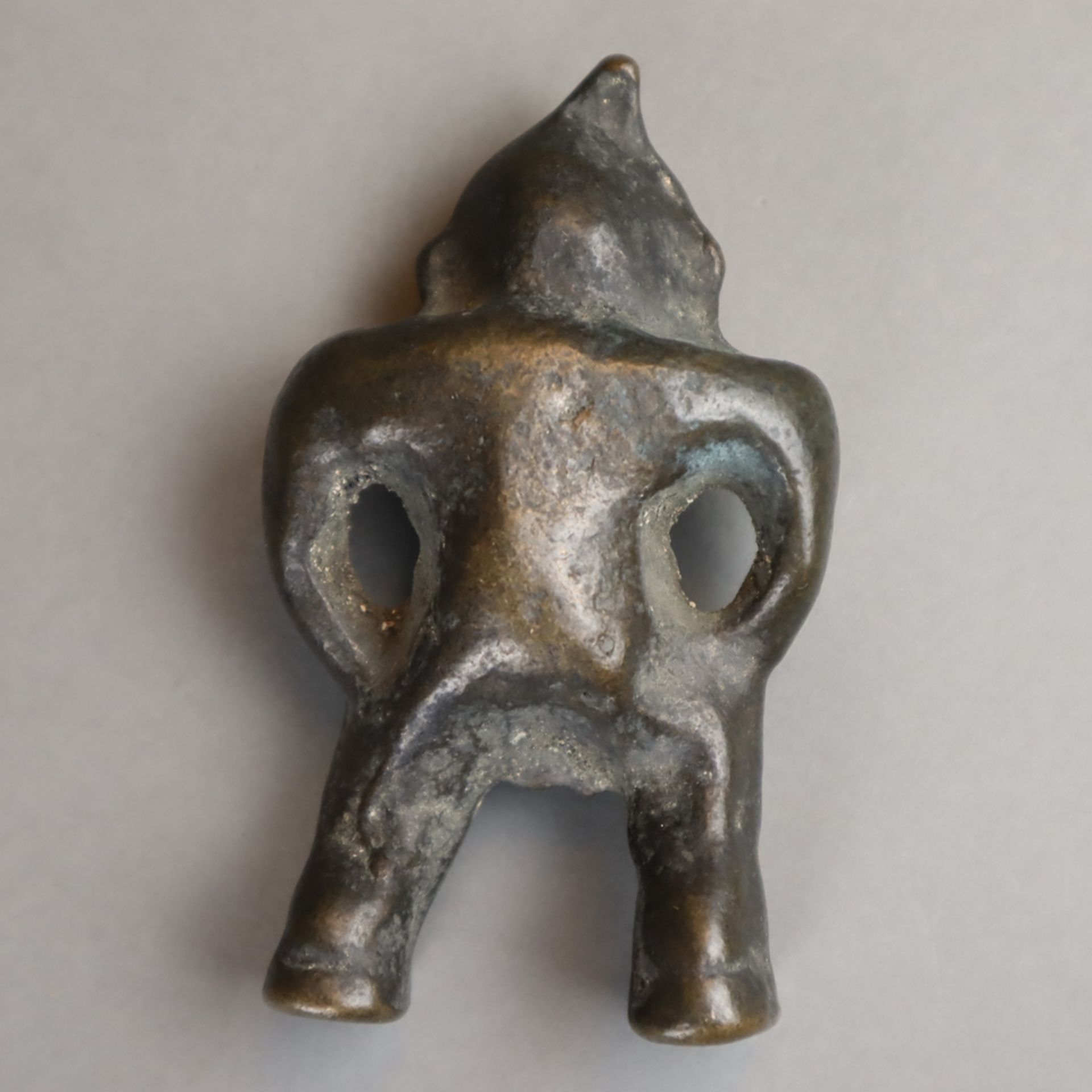 Schutzgottheit (?)- Bronze, männliche Figur in Standpose mit leicht angewinkelten Beinen, dickbäuch - Bild 4 aus 4