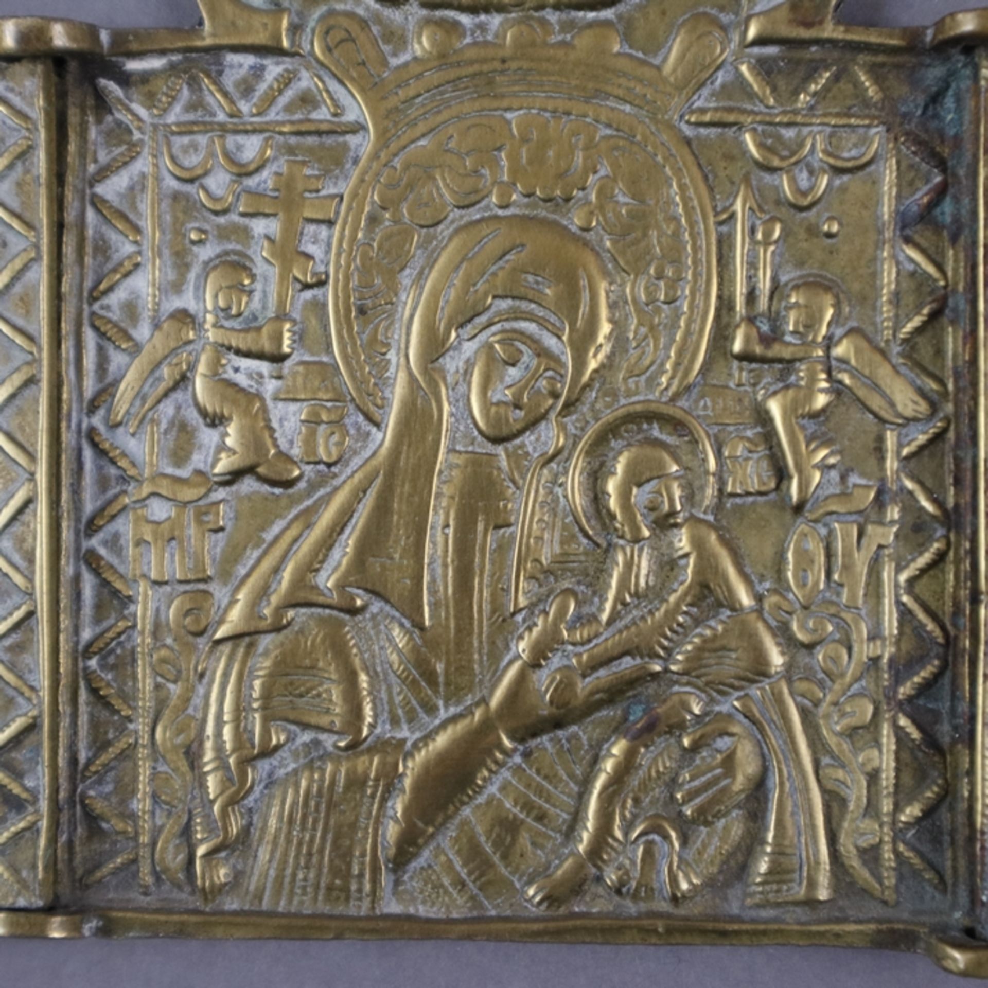 Triptychon-Reiseikone - Russland, 19. Jh., Gelbguss, dreiflügelig, in der Mitte Gottesmutter der Pa - Image 2 of 6