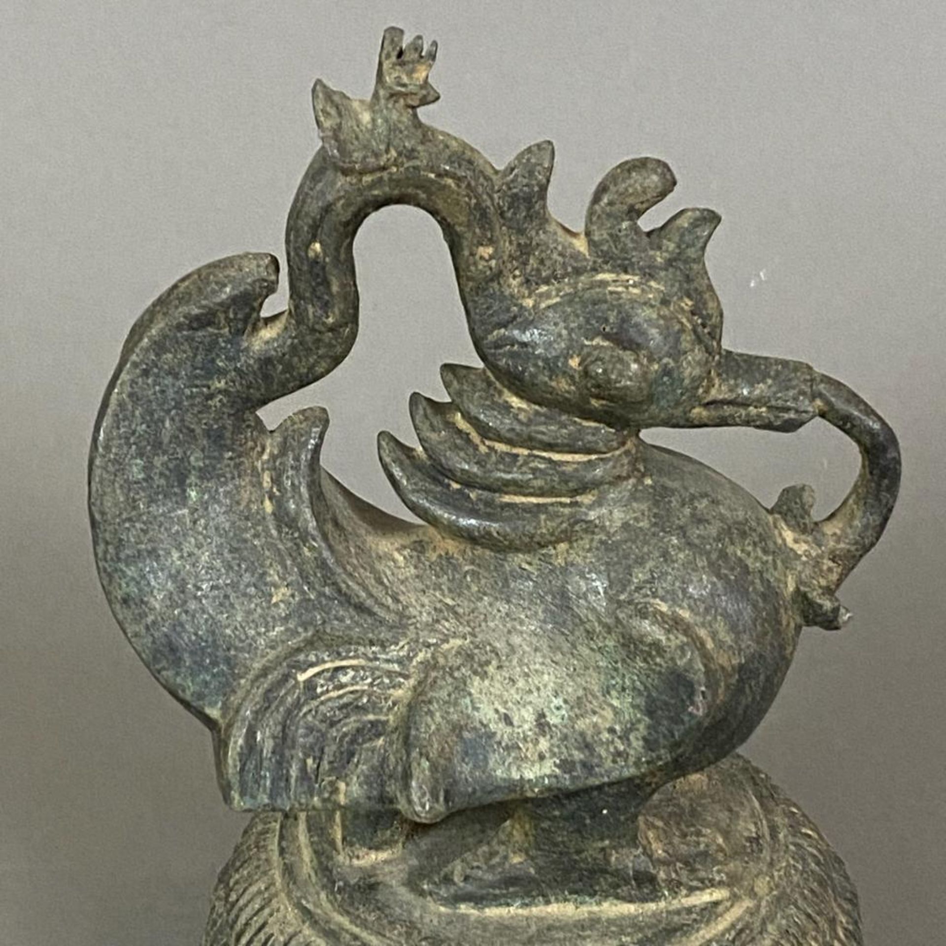 Großes altes Opiumgewicht - in Gestalt einer Hintha (mythischer Vogel) auf konischem rundem Sockel, - Bild 6 aus 10