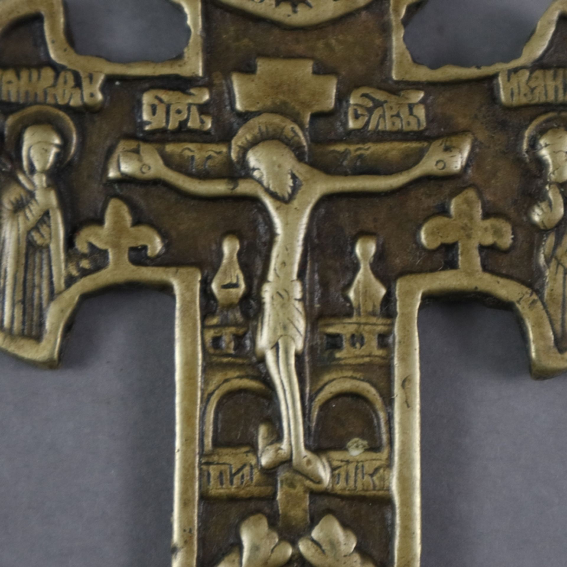 Kreuz - Russland, 19. Jh./um 1900, Gelbguss, reliefierte Darstellung Christi im Typus der Viernagel - Image 2 of 7
