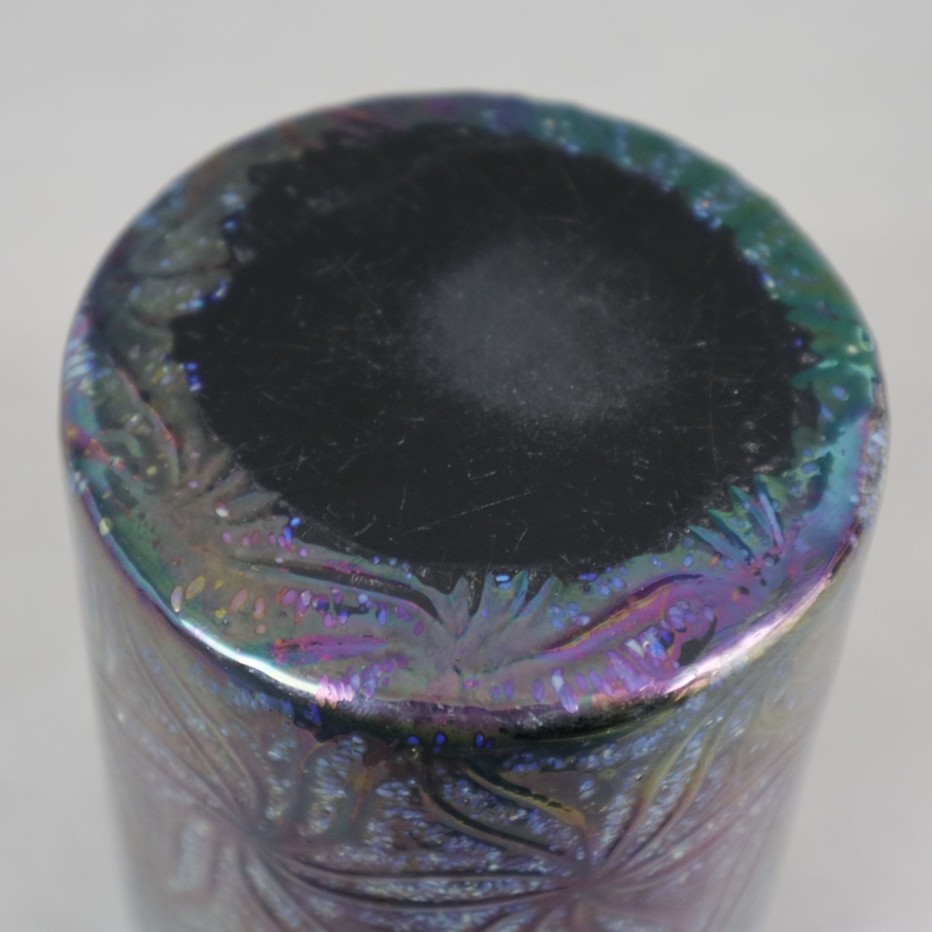 Jugendstil-Vase - Anfang 20. JH., violett-irisiertes Glas mit floral anmutendem Liniendekor, Metall - Image 5 of 5
