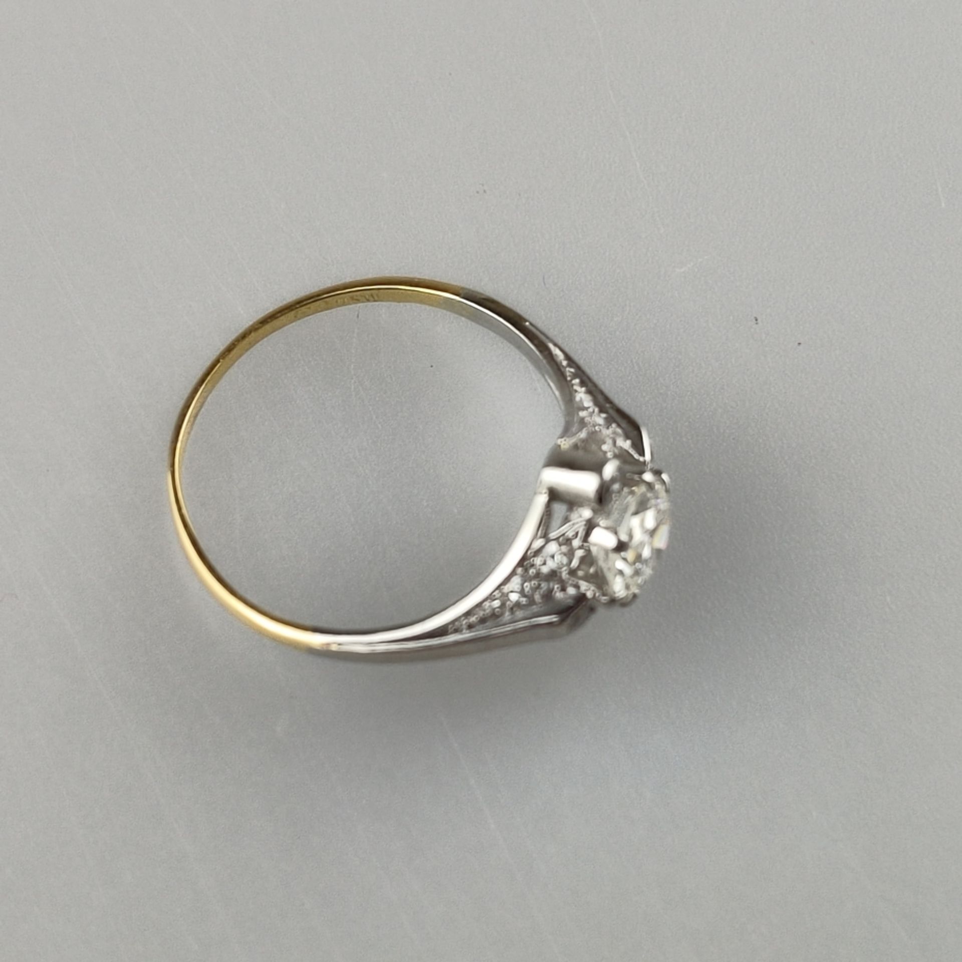 Diamantring - Weiß-/ Gelbgold 750/000, gestempelt, zentraler Diamant im Brillantschliff von 0,80 ct - Bild 4 aus 6