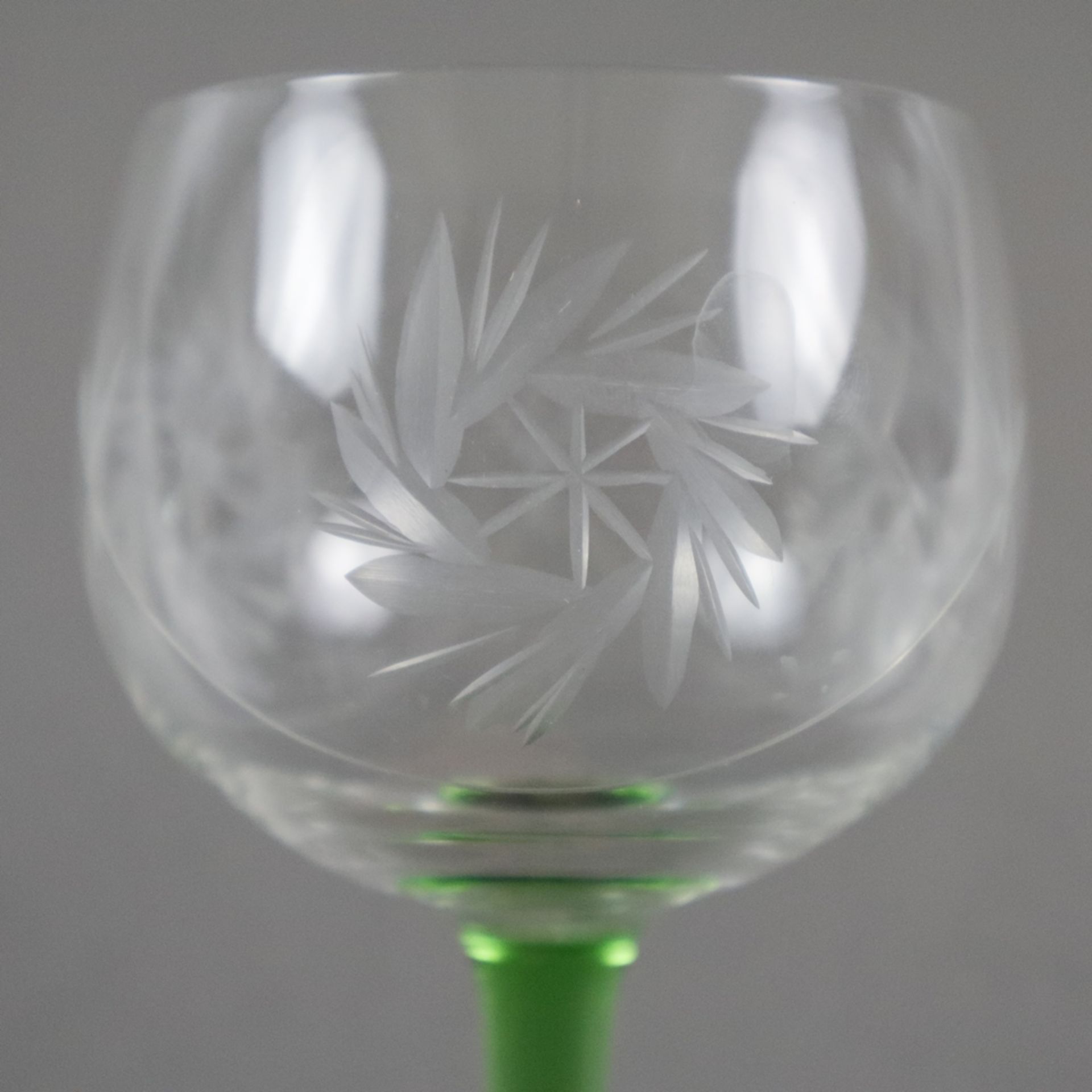 Vier Fußgläser - Kelch farbloses Glas mit Gravurdekor, Schaft und Rundfuß grünes Glas (1x im Farbto - Image 3 of 4