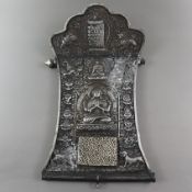 Votivtafel mit Avalokiteshvara Shadakshari - Tibet, silberfarbenes Metall, partiell geschweifte Kar
