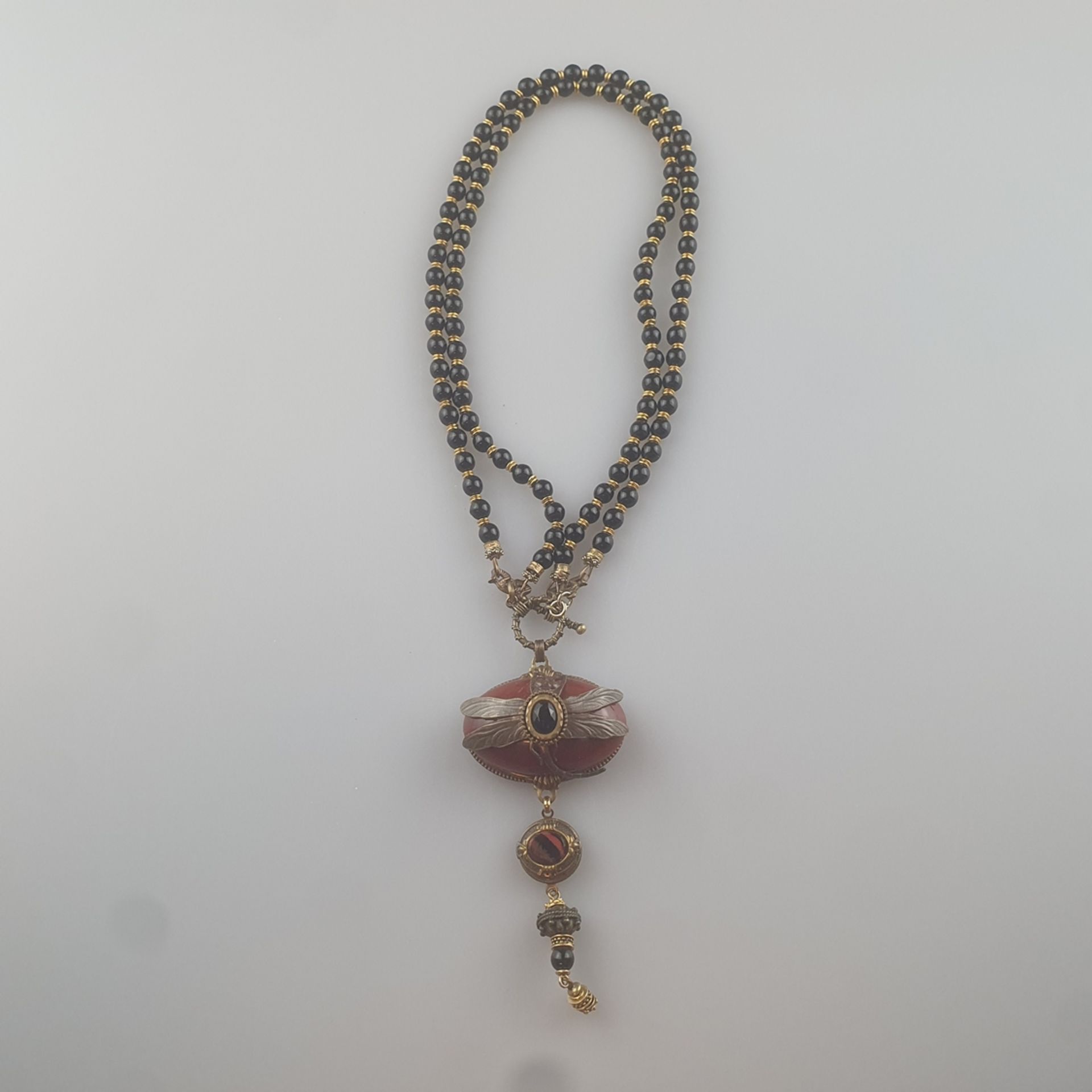 Jugendstil-Halskette mit Libellen-Anhänger - Anfang 20. Jh., Kette aus runden Onyxperlen (Dm. 6 mm) - Bild 3 aus 7