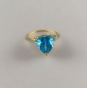 14K-Topasring mit Diamanten - Gelbgold 585/000, Besatz mit Topas von strahlend blauer Farbe im Tril