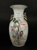 Große Balustervase - China, dickwandiges Porzellan mit polychromer Aufglasurbemalung, schauseitig g