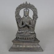 Figur des Tsongkhapa - sinotibetisch, 20.Jh., Gelbbronze, patiniert, Reste von Goldfarbe, auf Lotos