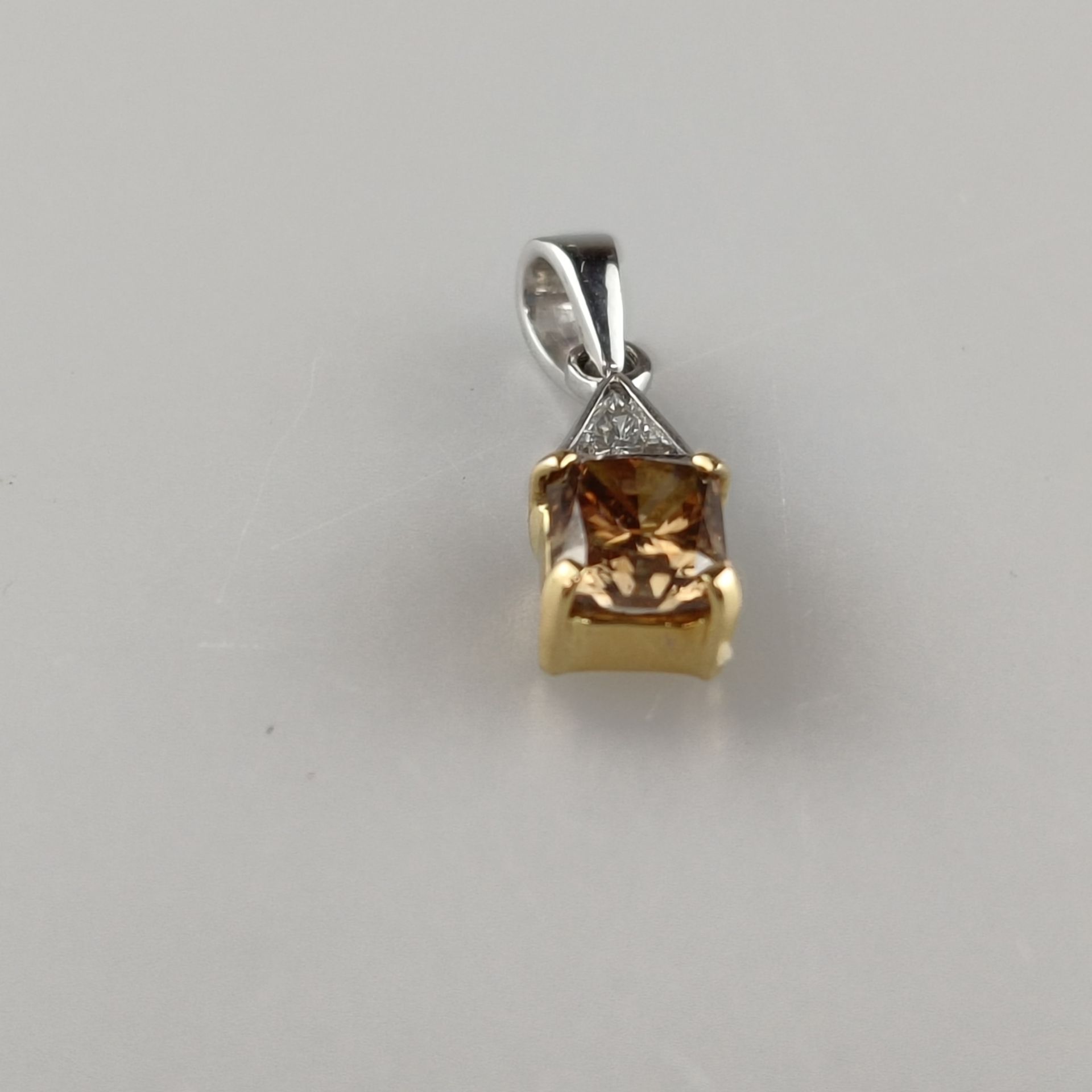 Diamantanhänger von über 1 Karat - Weiß-/ Gelbgold 750/000 (18K), rechteckiger Anhänger besetzt mit - Bild 5 aus 9