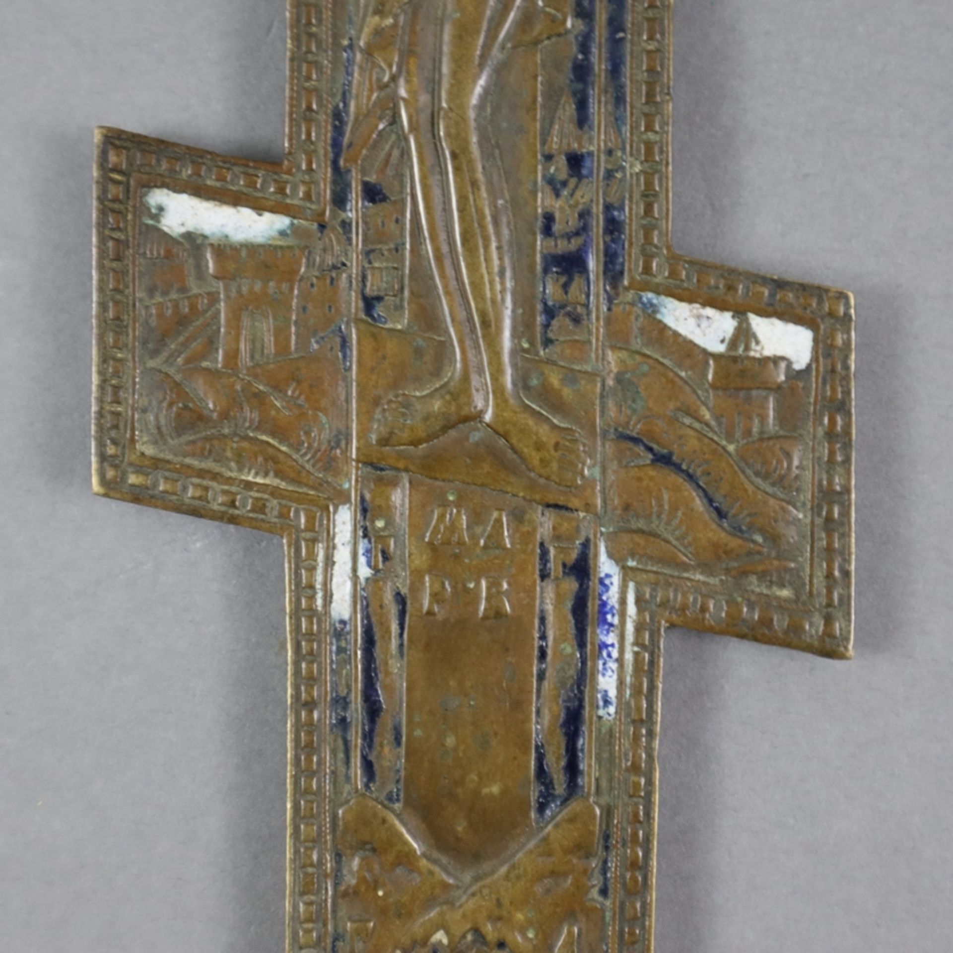 Großes Segenskreuz - Russland, 19.Jh., Bronzelegierung, teils blau/weiß emailliert, reliefierte Dar - Image 5 of 7