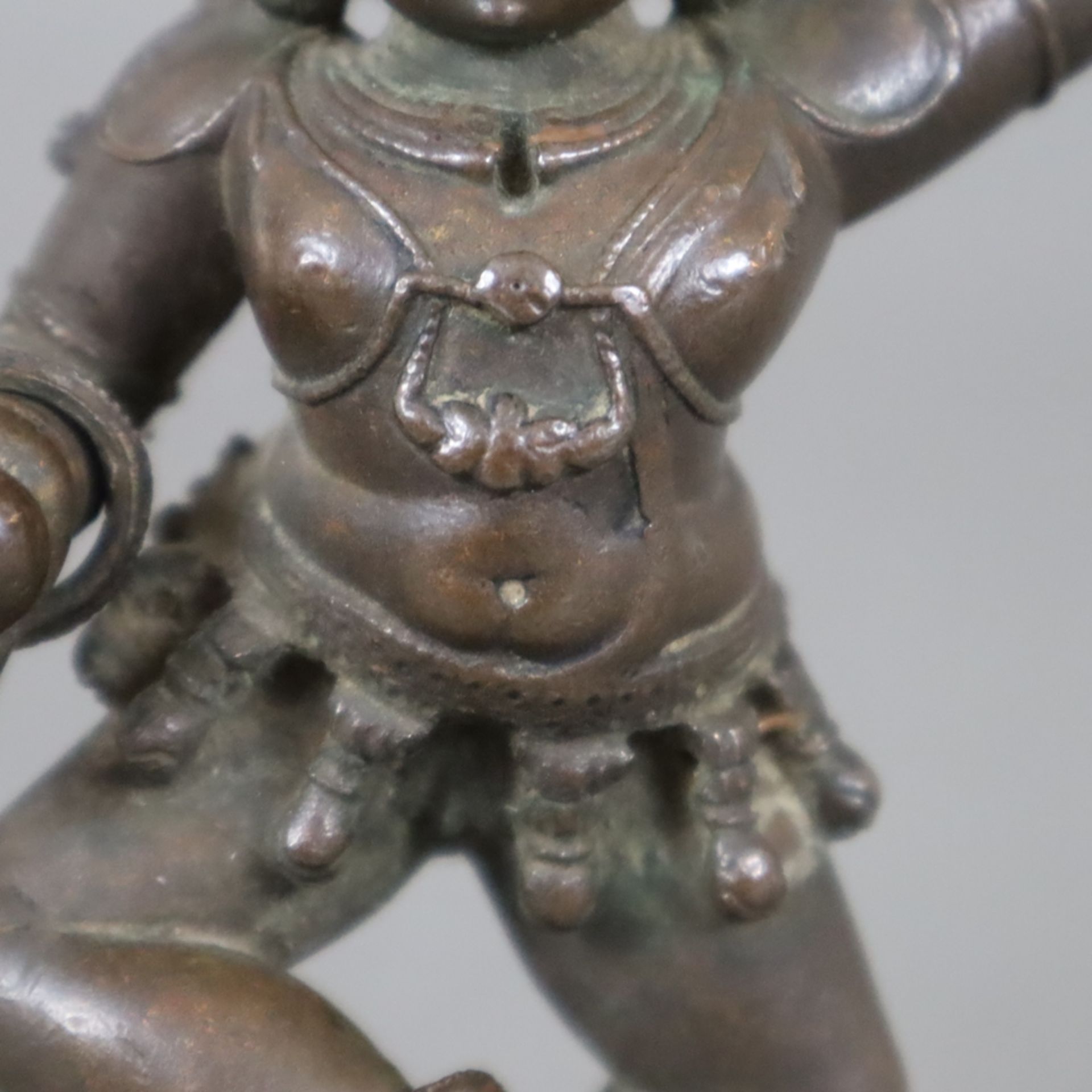 Tanzender Krishna mit der Butterkugel - Indien, Kupferlegierung, patiniert, Darstellung in Tanzhalt - Image 6 of 11