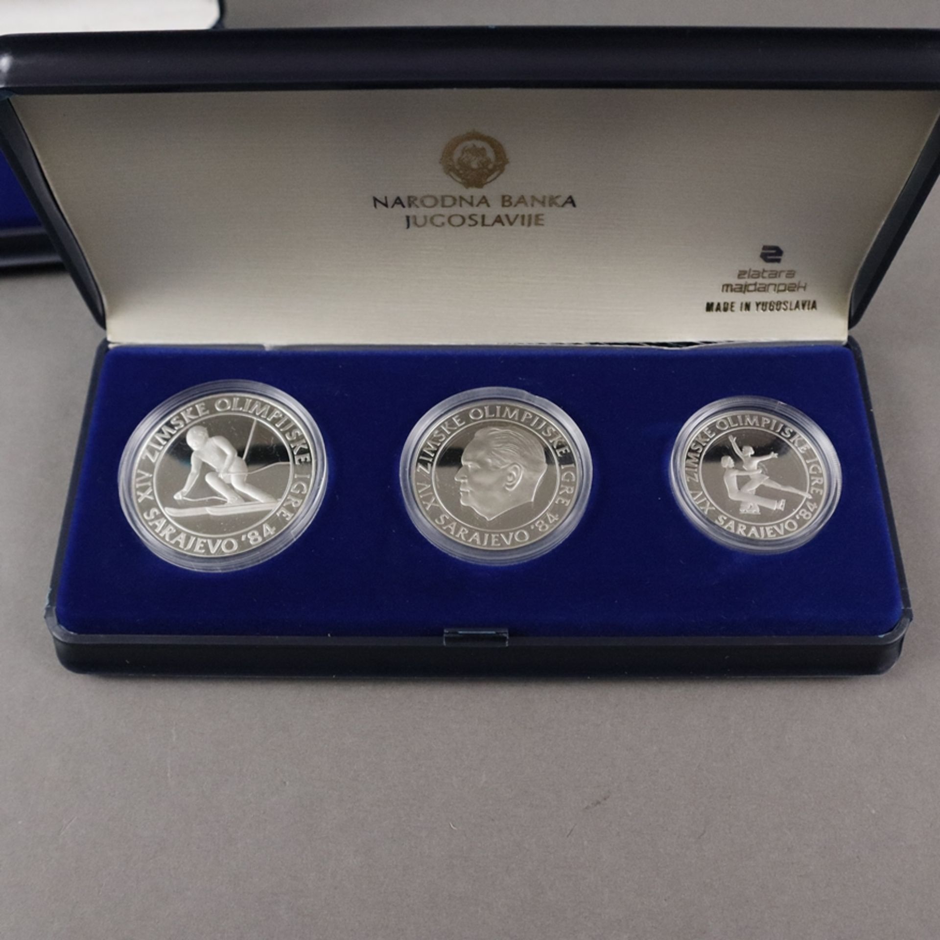 Drei Olympia-Münzensets - 925/000 Silber, Olympische Spiele 1984 in Sarajewo, Jugoslawien, jeweils - Image 2 of 7