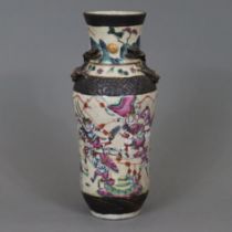 Balustervase mit Kriegerdarstellungen - China, 1.Hälfte 20.Jh., Emailbemalung mit Kampfszenen in de