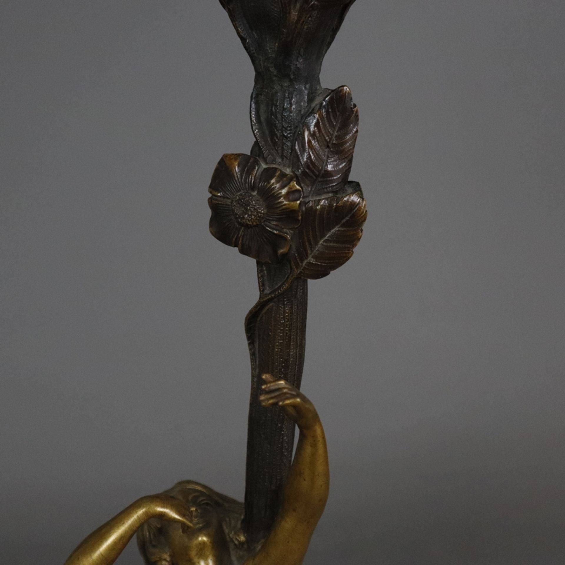 Jugendstil-Tischlampe - um 1900/10, Sockel signiert "H. Sibeud" für Hélène Sibeud (XIX-XX), Bronze, - Image 6 of 13