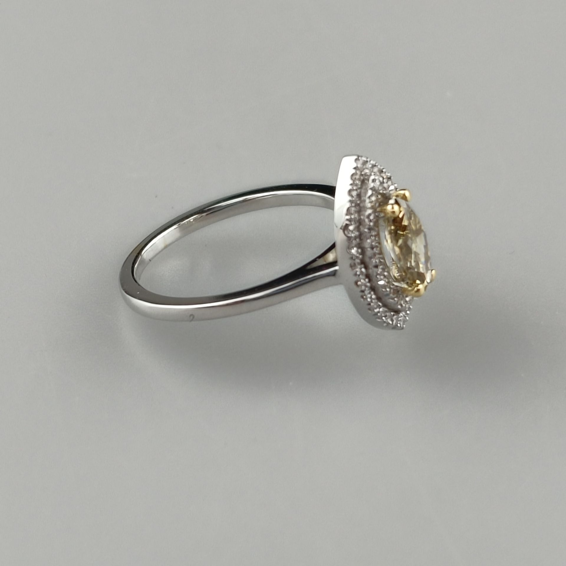 Marquise-Ring mit farbigem Diamant von über ½ Karat- Weißgold 750/000 (18K), zentraler Diamant im M - Image 3 of 7