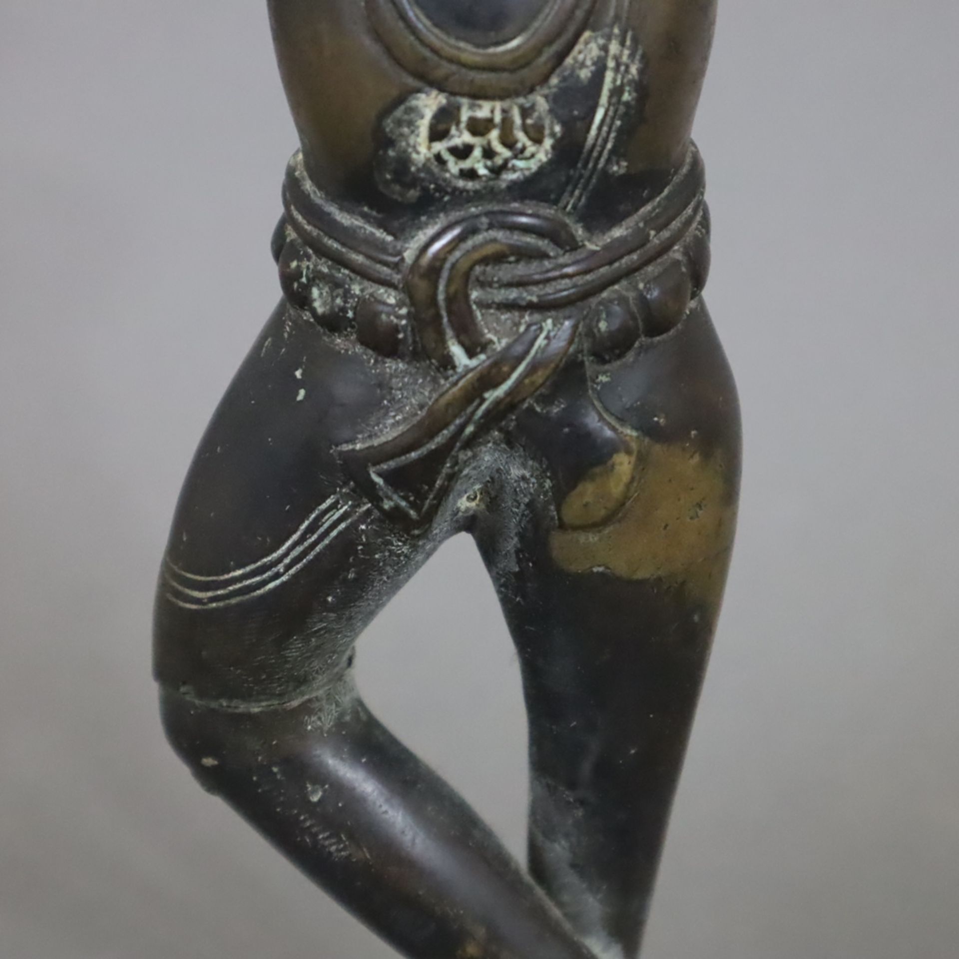 Flöte spielender Krishna - Bronze, Indien, in typischer Pose auf einem quadratischen Sockel stehend - Image 4 of 8