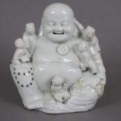 Glücksbuddha mit Kindern - China, der lachende Milefo, auch Budai genannt, sitzend in entspannter H