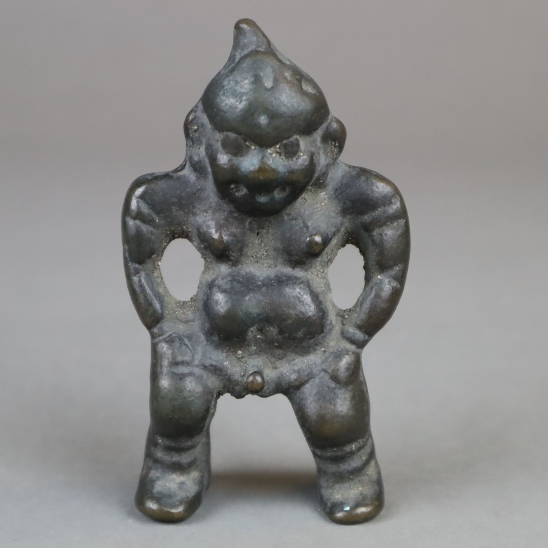 Schutzgottheit (?)- Bronze, männliche Figur in Standpose mit leicht angewinkelten Beinen, dickbäuch
